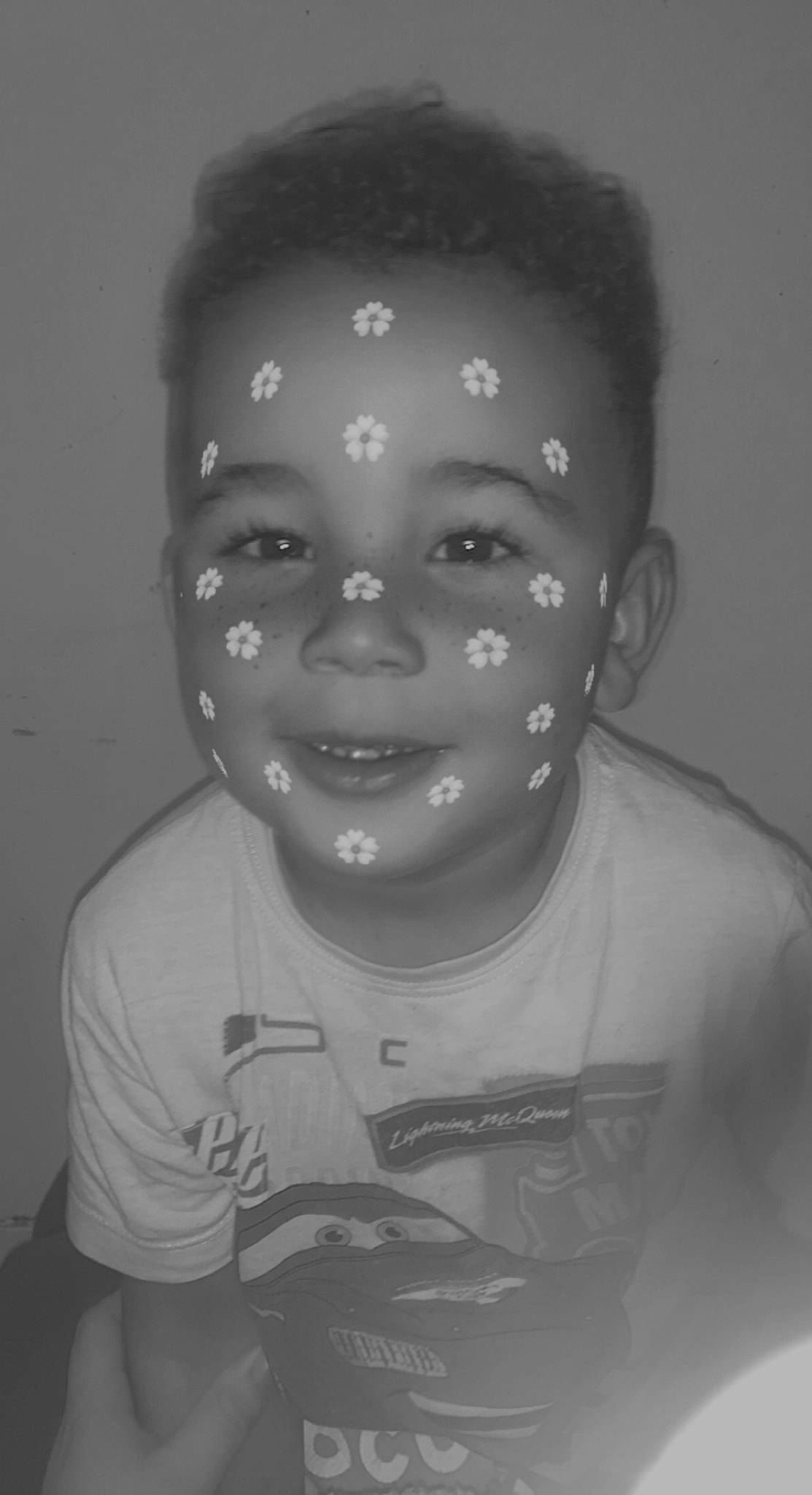 Emmanuel participe au concours pour gagner de l'argent avec cette photo : art, cheek, darkness, ear, eyelash, flash_photography, fun, gesture, happy, headgear, iris, lip, monochrome, monochrome_photography, neck, nose, person, smile, style, t_shirt