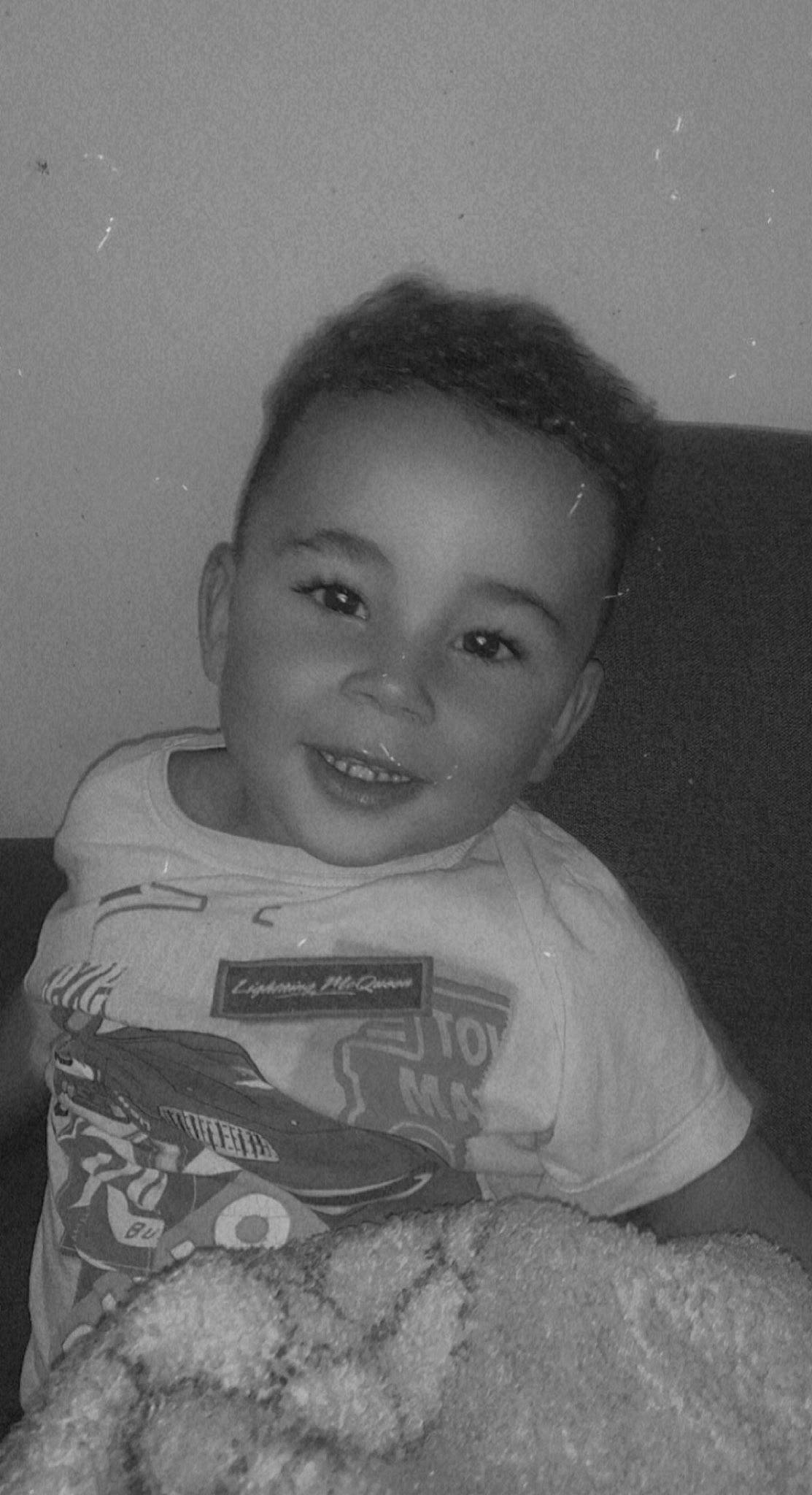 Emmanuel a rejoint le concours — aidez-le/la à gagner de superbes lots ! black_and_white, cheek, chest, child, eye, eyebrow, flash_photography, forehead, fun, hairstyle, happy, iris, joy, monochrome, monochrome_photography, nose, organ, person, smile, style