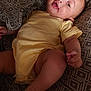 Enoa a rejoint le concours — aidez-le/la à gagner de superbes lots ! baby, infant, yellow_onesie, blanket, patterned_blanket, smiling, happy, lying_down, cute, child, person, skin, foot, hand, indoors, comfort, relaxing, face, head, cozy