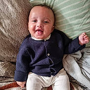 Enoa participe au concours pour gagner de l'argent avec cette photo : baby, smiling, sitting, navy_sweater, white_pants, pillow, blanket, cozy, indoors, cute, child, happy, face, person, infant, soft, comfort, home, portrait, warm