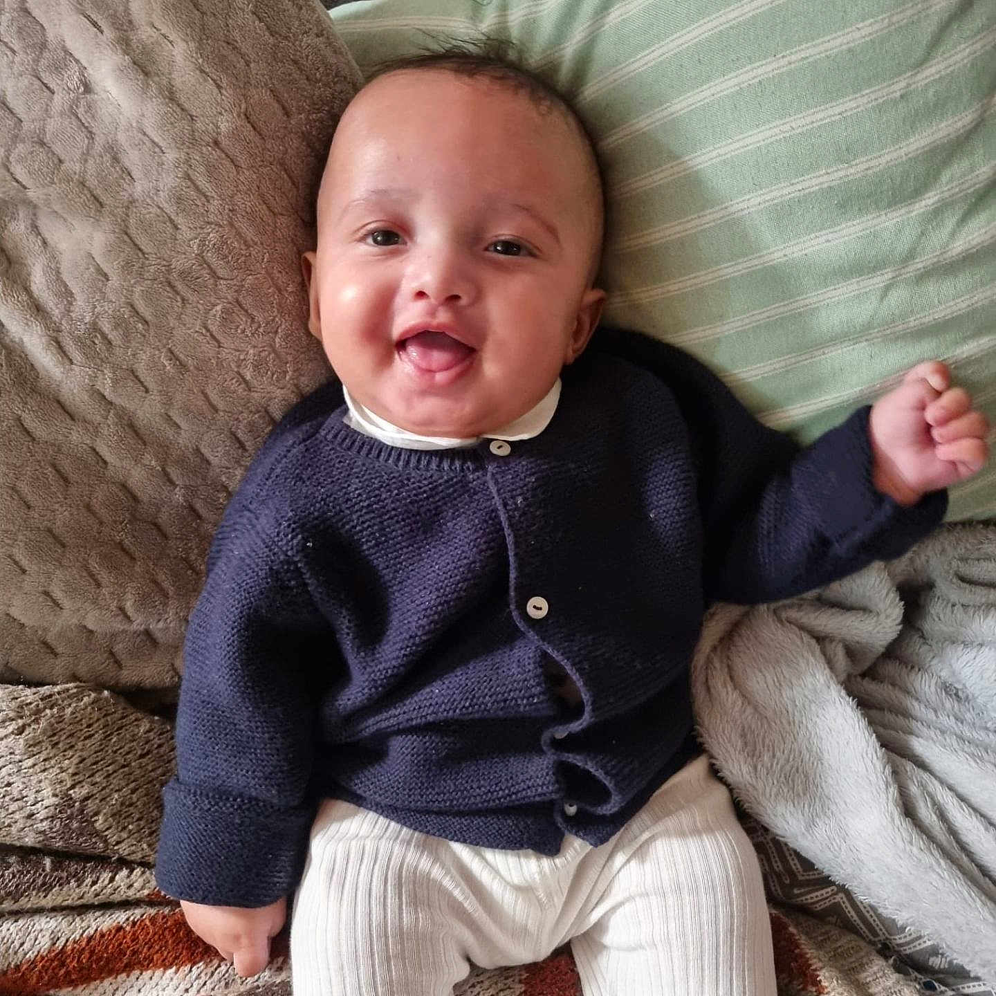 Enoa participe au concours pour gagner de l'argent avec cette photo : baby, blanket, child, comfort, cozy, cute, face, happy, home, indoors, infant, navy_sweater, person, pillow, portrait, sitting, smiling, soft, warm, white_pants