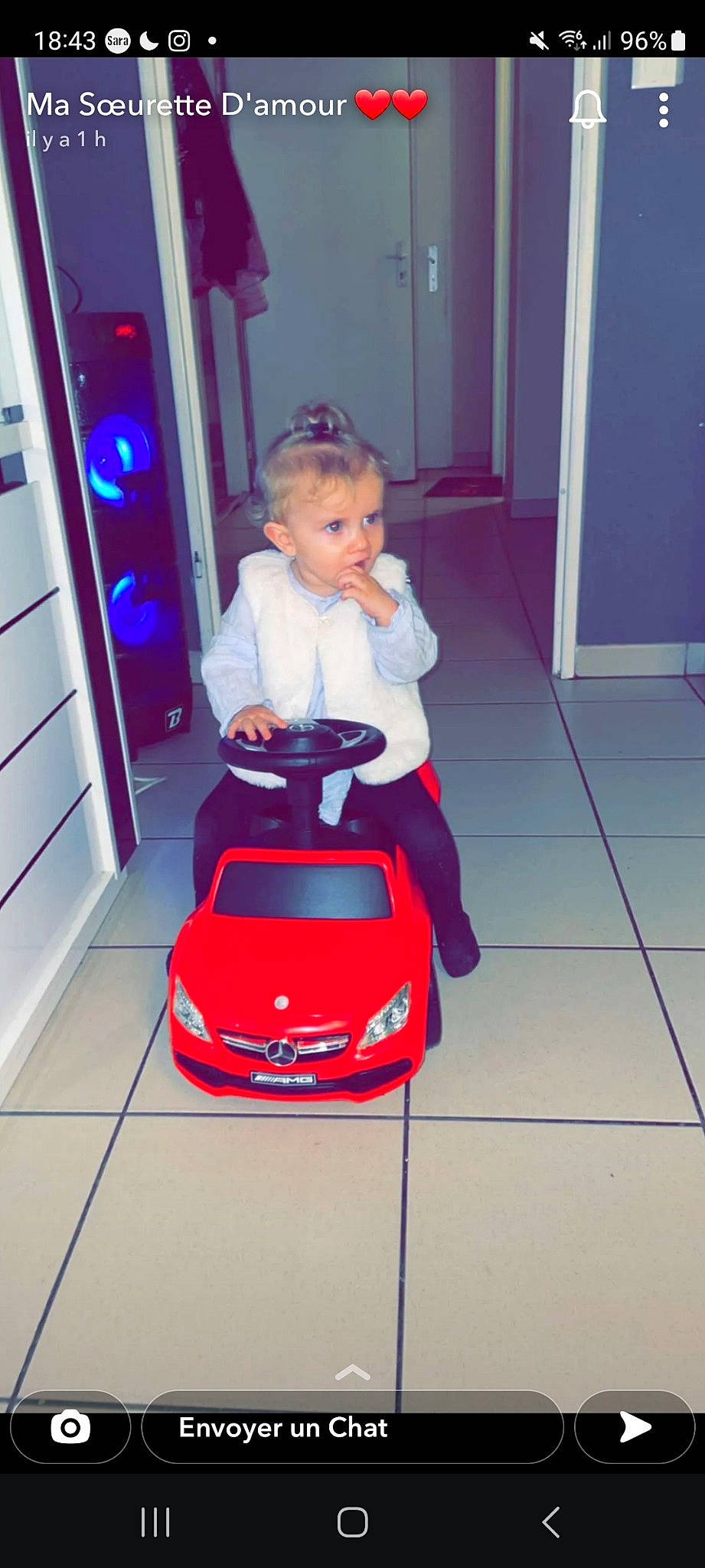 Inaya a rejoint le concours — aidez-le/la à gagner de superbes lots ! automotive_design, automotive_exterior, automotive_lighting, baby, bumper, electric_blue, floor, flooring, fun, headlamp, hood, magenta, motor_vehicle, person, personal_luxury_car, riding_toy, toddler, toy, trunk, vehicle
