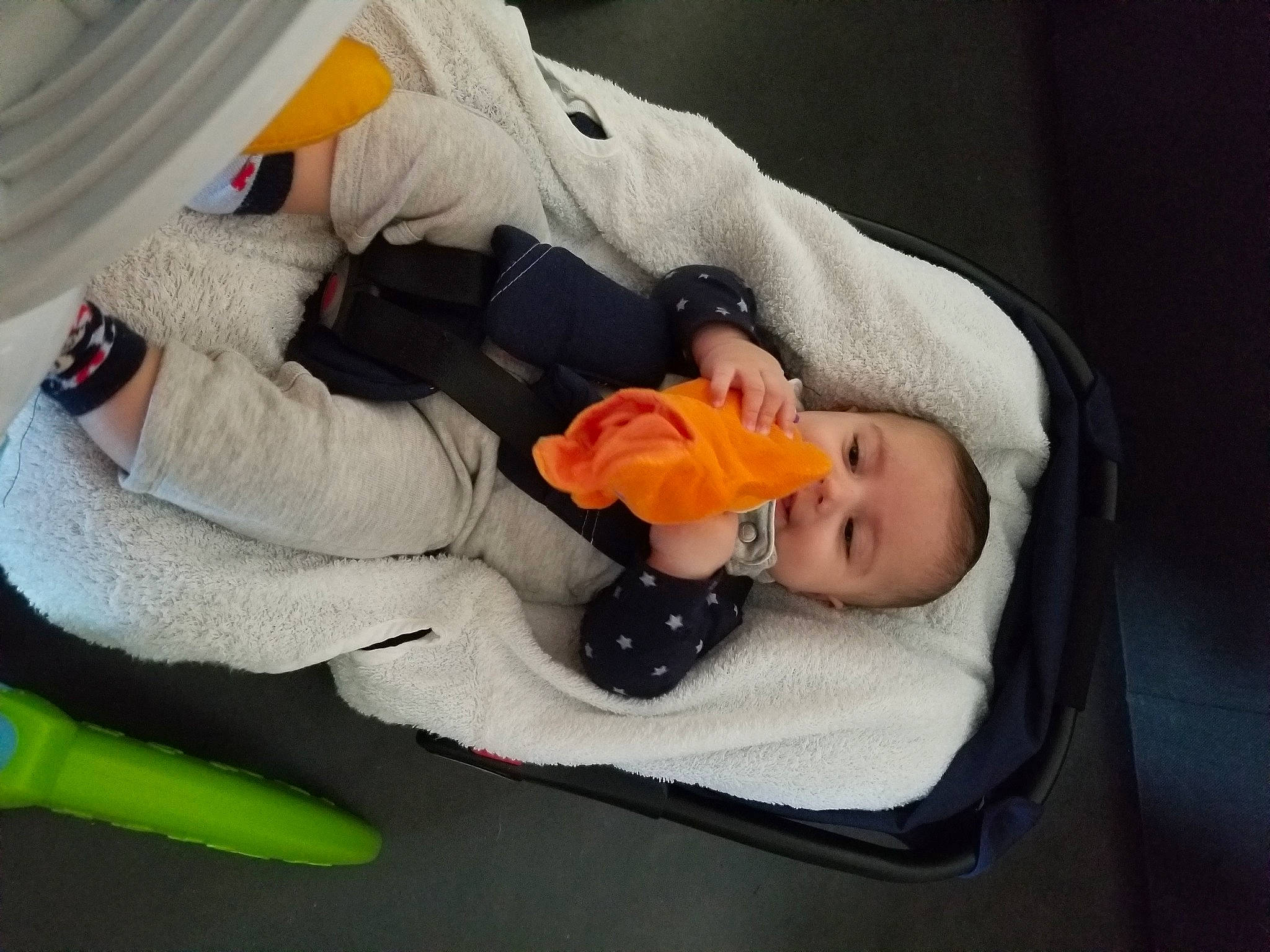 Arthur a rejoint le concours — aidez-le/la à gagner de superbes lots ! baby, baby_products, baby_safety, baby_sleeping, baby_toddler_clothing, baby_toys, bedtime, child, comfort, infant_bed, linens, nap, person, room, sleep, stuffed_toy, textile, toddler, toy