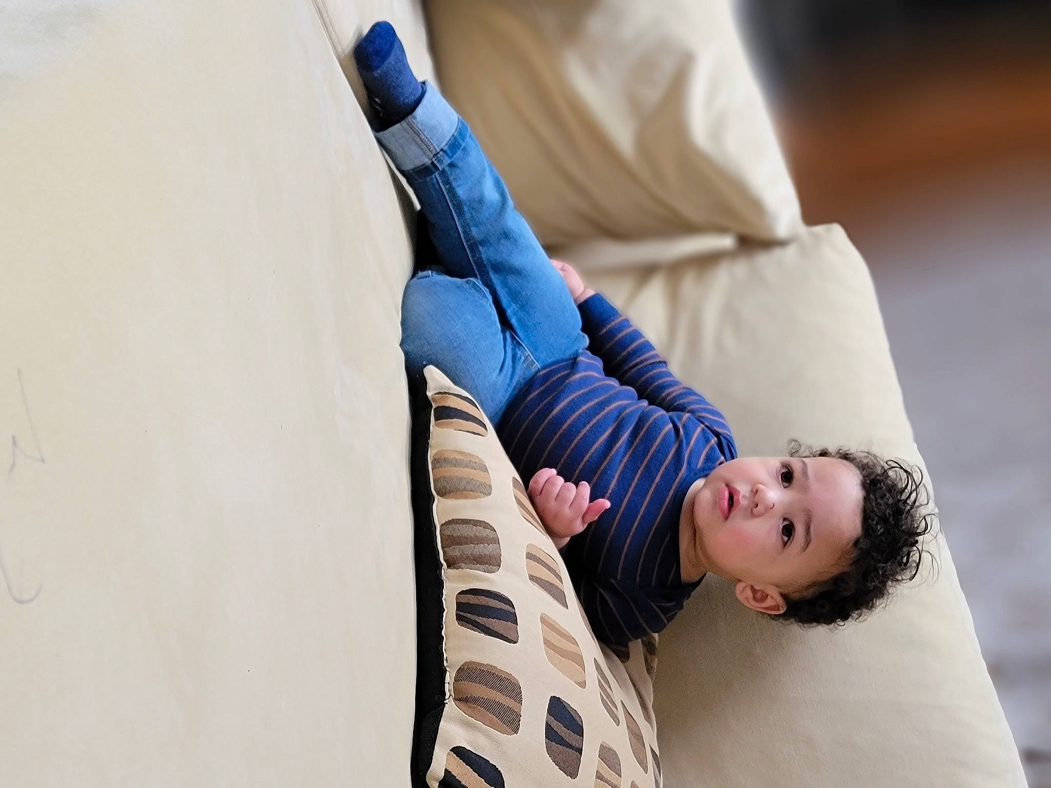 Arthur is registered to the contest to win money with this photo: comfort, denim, elbow, electric_blue, flooring, gesture, happy, human_leg, joint, knee, person, shoulder, sitting, sleeve, sportswear, street_fashion, t_shirt, thigh, waist, wood