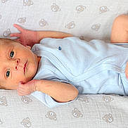 Lenny a rejoint le concours — aidez-le/la à gagner de superbes lots ! applique, baby, bed, blanket, bodypart, clothing, diaper, face, finger, furniture, hand, happy, head, newborn, pattern, person, photography, portrait, smile, undershirt