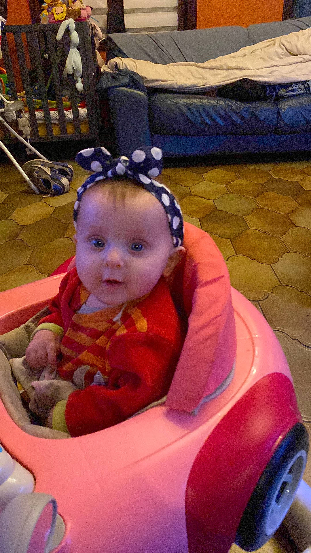 Anaya participe au concours pour gagner de l'argent avec cette photo : automotive_design, automotive_exterior, baby, baby_carriage, baby_products, baby_toddler_clothing, blue, comfort, eye, fun, happy, human_body, leisure, motor_vehicle, person, recreation, riding_toy, skin, tire, toddler