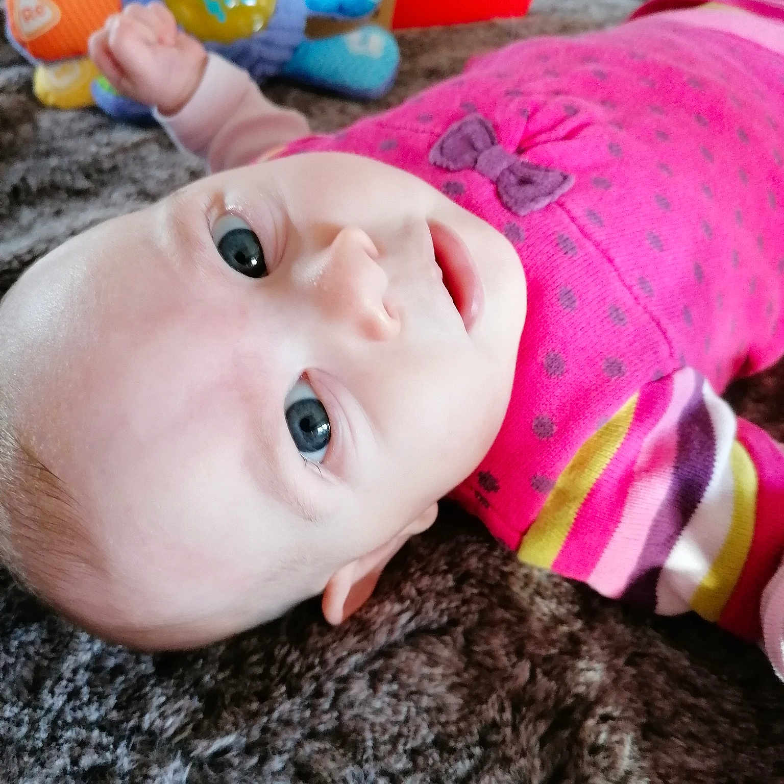 Léna a rejoint le concours — aidez-le/la à gagner de superbes lots ! baby, baby_toddler_clothing, baby_toys, cheek, child, eyelash, fun, fur, happy, lip, magenta, nose, pattern, pink, plastic, skin, stuffed_toy, textile, toddler, toy