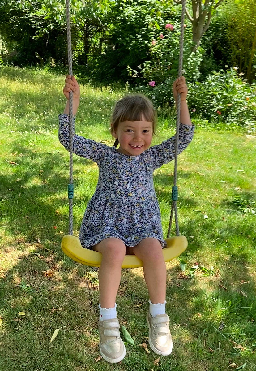 Jade participe au concours pour gagner de l'argent avec cette photo : baby_toddler_clothing, balance, child, fun, grass, grass_family, happy, joy, leaf, leisure, pattern, people_in_nature, person, plant, play, recreation, smile, terrestrial_plant, thumb, toddler