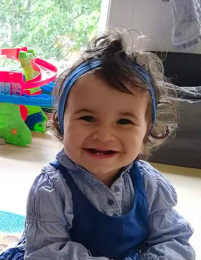 Mei-lee a rejoint le concours — aidez-le/la à gagner de superbes lots ! baby, baby_toddler_clothing, cheek, child, event, fun, happy, joy, laugh, leisure, person, play, recreation, sitting, skin, smile, stuffed_toy, toddler, travel, tree