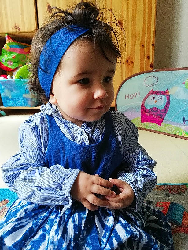 Mei-lee a rejoint le concours — aidez-le/la à gagner de superbes lots ! baby_toddler_clothing, bag, cheek, child, electric_blue, event, fashion_accessory, formal_wear, fun, happy, headwear, iris, pattern, person, plaid, sitting, skin, sleeve, tartan, toddler