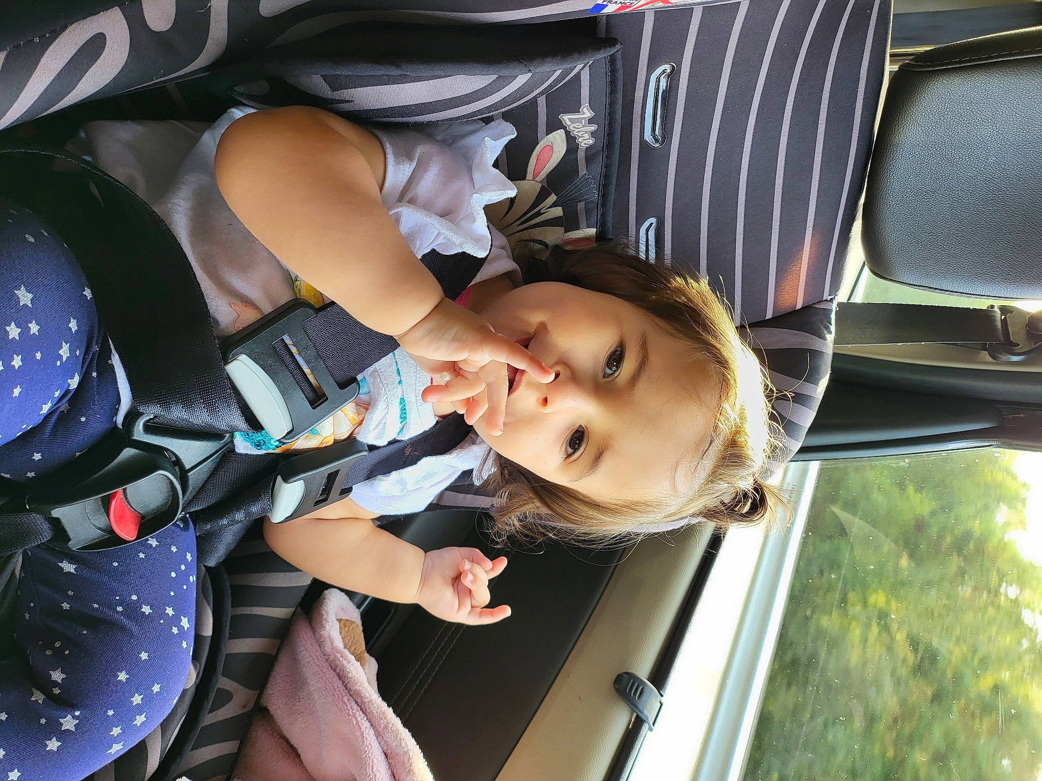 Mei-lee a rejoint le concours — aidez-le/la à gagner de superbes lots ! auto_part, automotive_design, automotive_exterior, automotive_lighting, baby, baby_carriage, baby_products, car, car_seat, family_car, fun, luxury_vehicle, motor_vehicle, person, tints_and_shades, toddler, tree, vehicle, vehicle_door, window