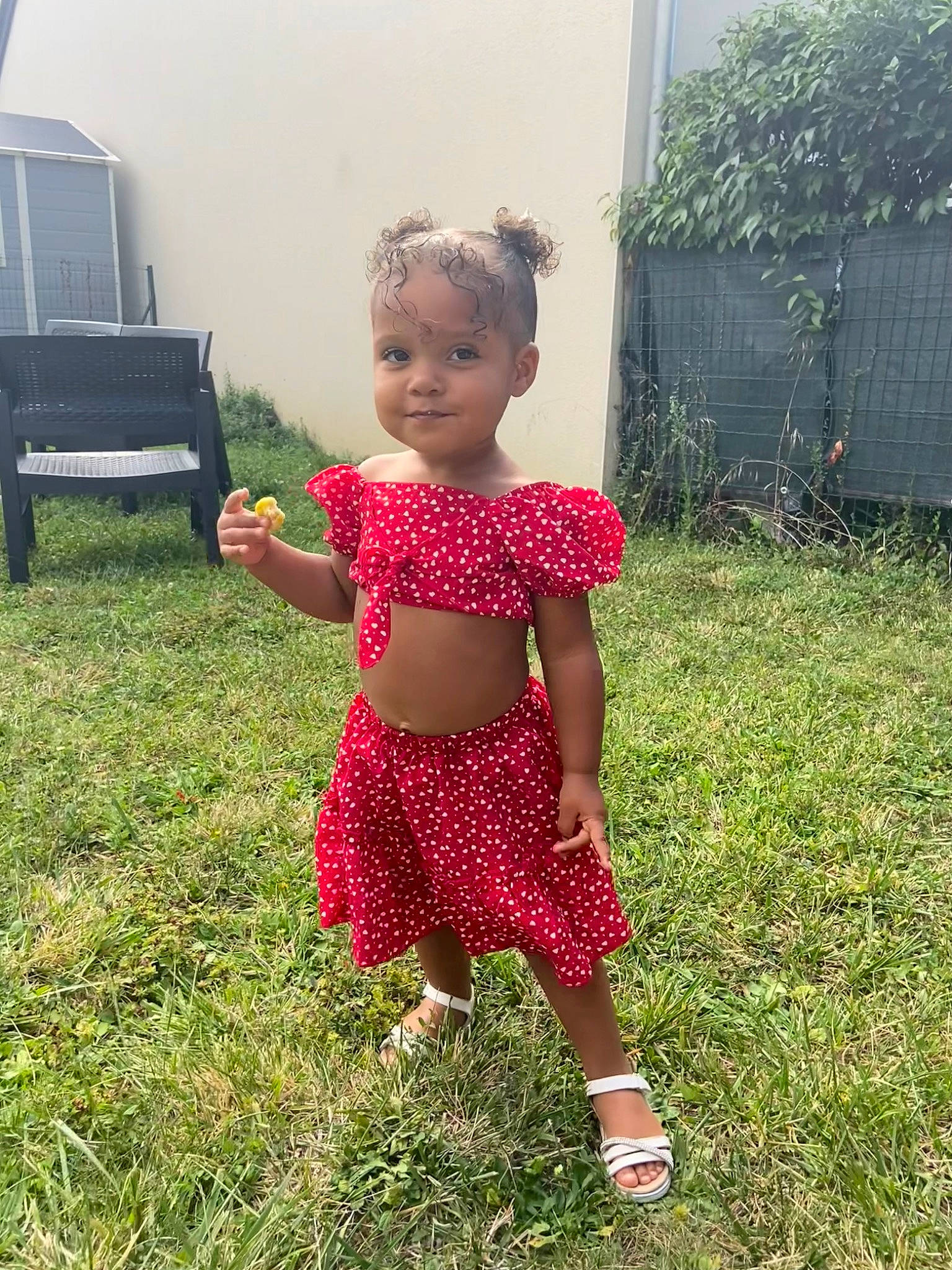 Kaelyn participe au concours pour gagner de l'argent avec cette photo : baby, baby_toddler_clothing, backyard, child, fun, garden, grass, happy, human_leg, lawn, magenta, pattern, people_in_nature, person, plant, smile, summer, toddler, waist, window