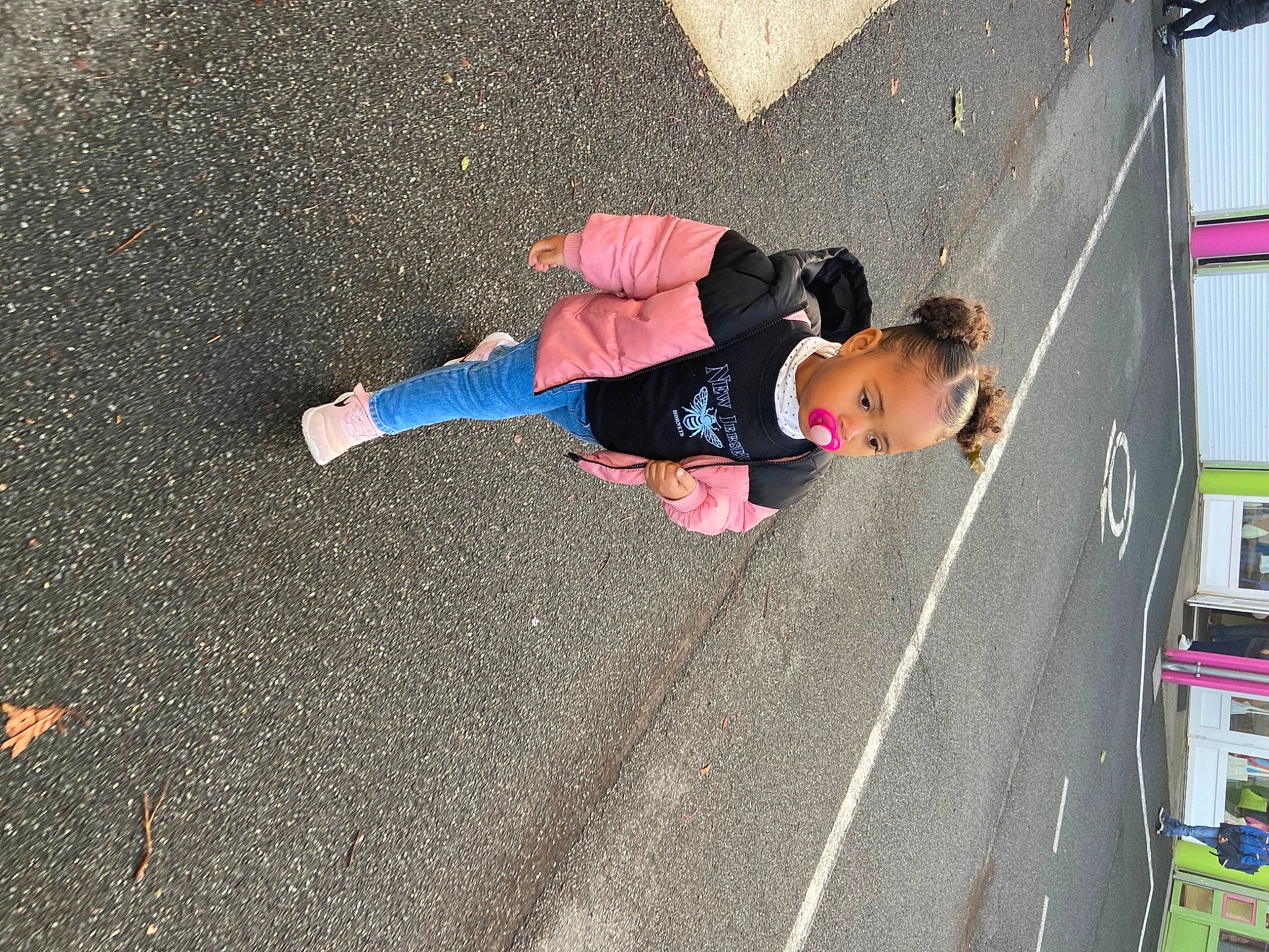 Adanaya a rejoint le concours — aidez-le/la à gagner de superbes lots ! adventure, asphalt, automotive_exterior, child, concrete, fun, leisure, pedestrian, person, play, recreation, road, road_surface, shadow, sidewalk, soil, street, toddler, tree, vehicle_door