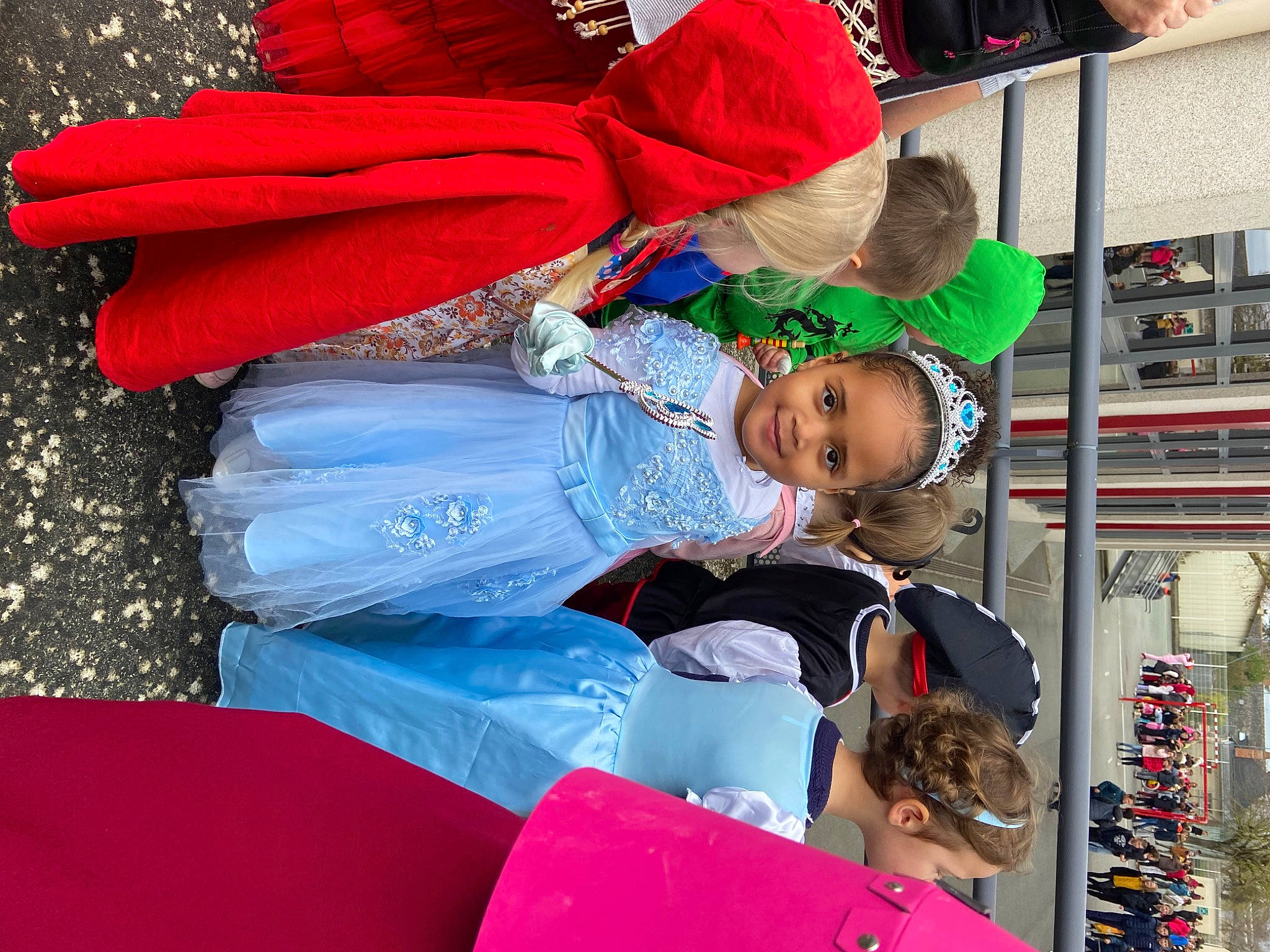 Adanaya participe au concours pour gagner de l'argent avec cette photo : baby, child, costume, electric_blue, event, festival, fun, happy, hat, joy, leisure, magenta, person, public_event, public_space, red, sunglasses, toddler, tradition, travel