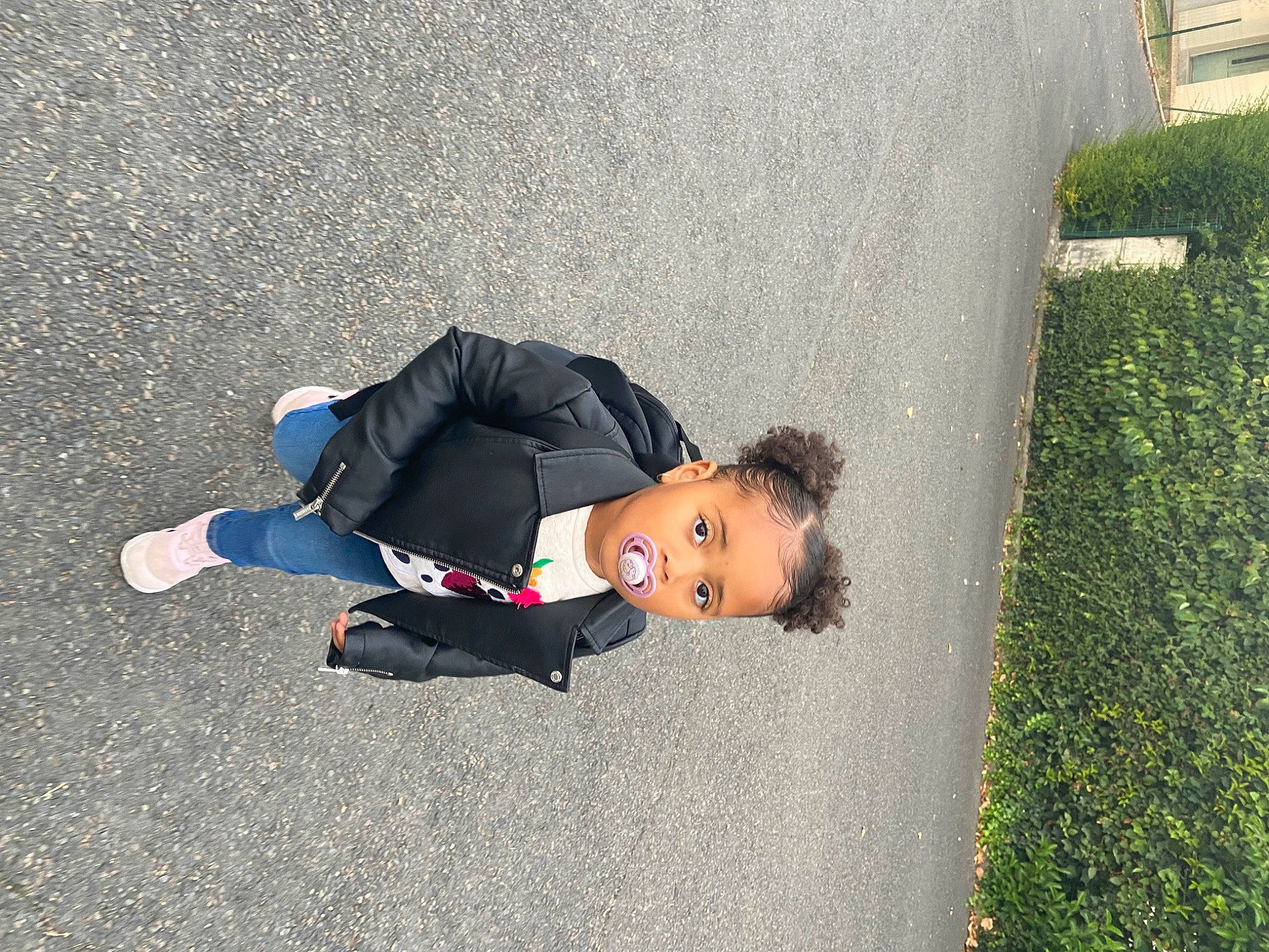 Adanaya a rejoint le concours — aidez-le/la à gagner de superbes lots ! asphalt, child, city, concrete, electric_blue, flooring, fun, grass, leisure, pedestrian, people_in_nature, person, plant, recreation, road, road_surface, shadow, sidewalk, tar, toddler