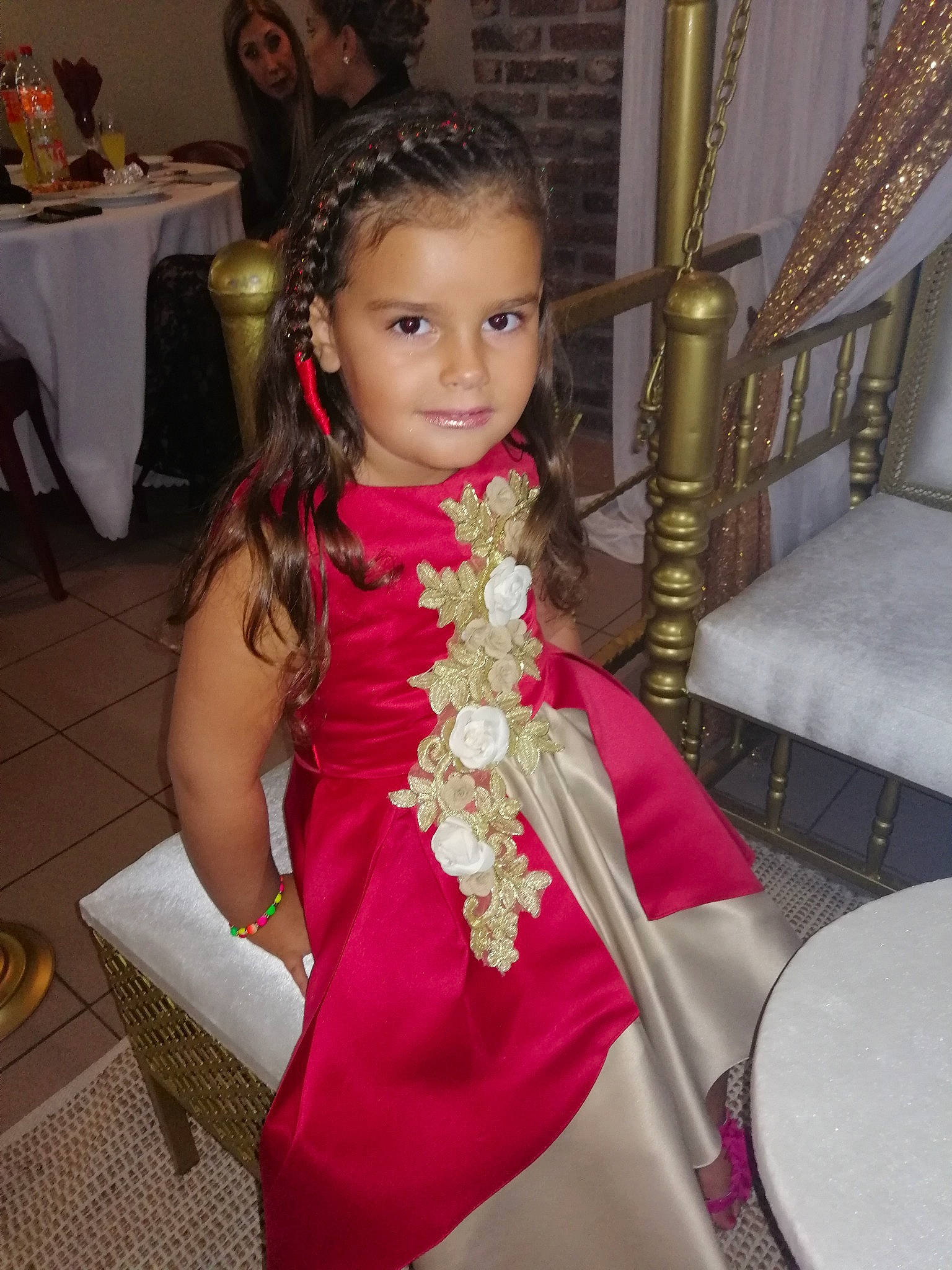 Ela participe au concours pour gagner de l'argent avec cette photo : child, child_model, dress, formal_wear, long_hair, person, toddler, tradition