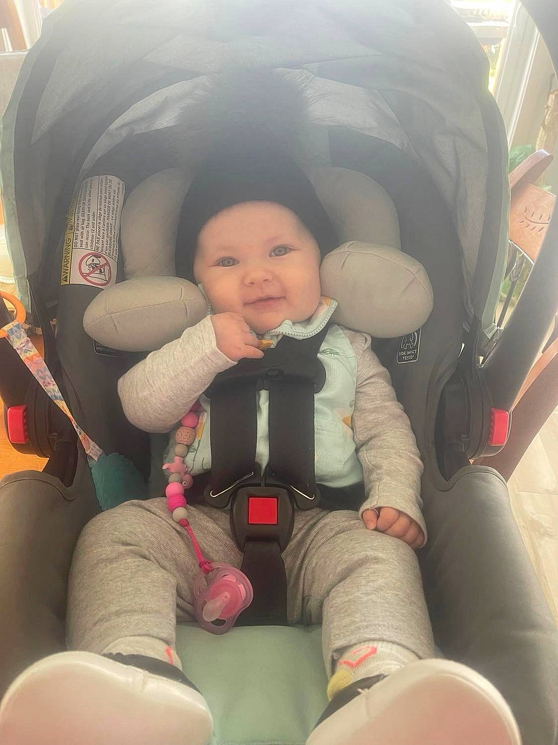 Myrielle participe au concours pour gagner de l'argent avec cette photo : auto_part, automotive_design, baby, baby_carriage, baby_in_car_seat, car_seat, car_seat_cover, comfort, finger, fun, head_restraint, headwear, leg, mode_of_transport, motor_vehicle, person, product, seat_belt, skin, thigh