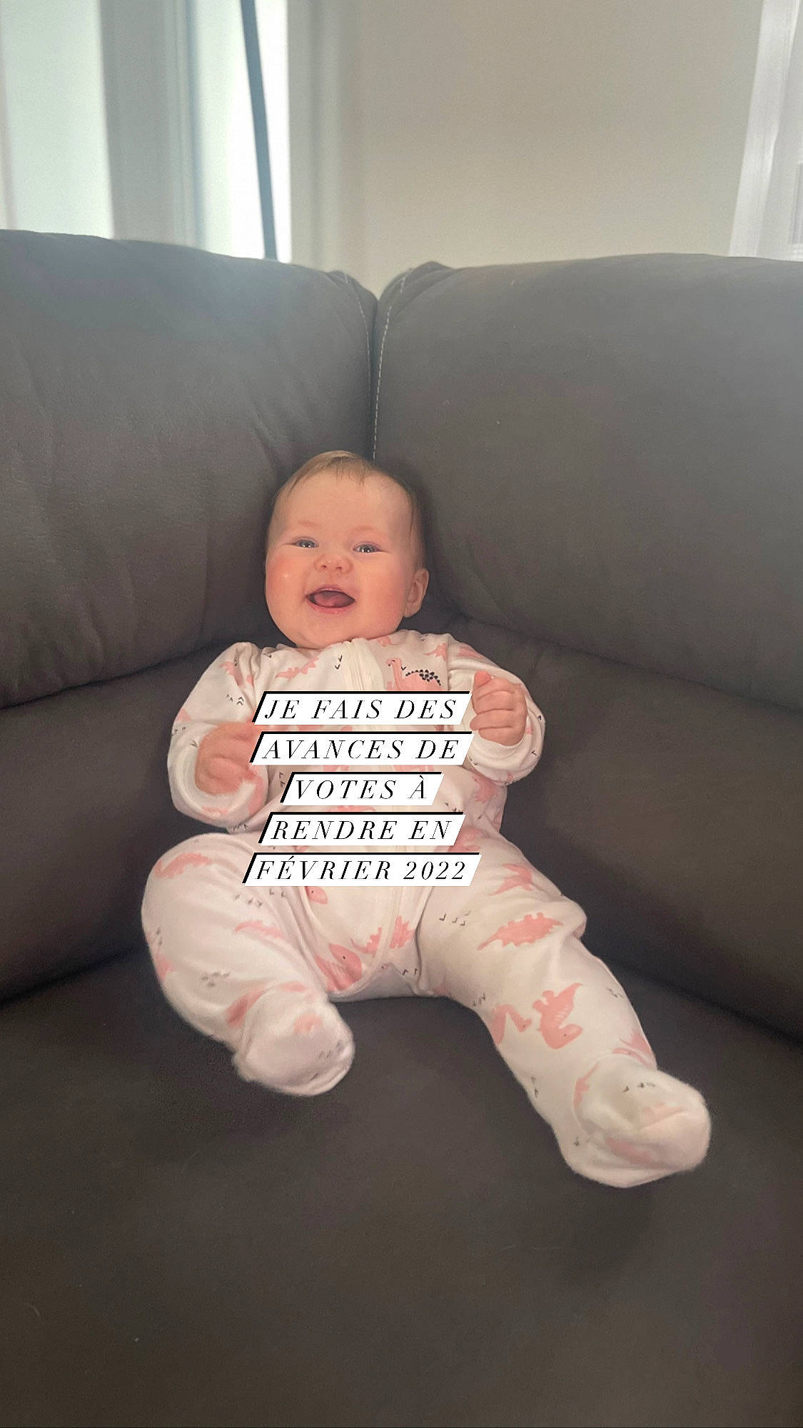 Myrielle a rejoint le concours — aidez-le/la à gagner de superbes lots ! baby, baby_toddler_clothing, cheek, child, comfort, couch, face, floor, flooring, furniture, hair, knee, person, sitting, skin, sleeve, smile, t_shirt, throw_pillow, toddler