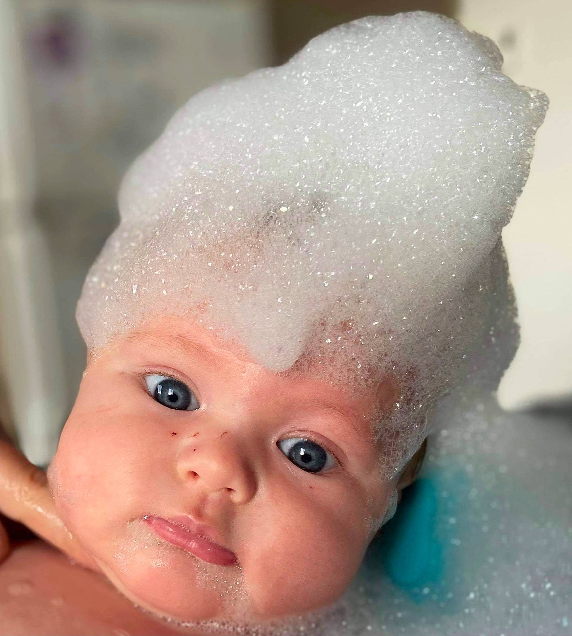 Myrielle participe au concours pour gagner de l'argent avec cette photo : baby_bathing, bathing, cheek, chin, ear, eye, eyebrow, eyelash, face, facial_expression, fluid, foam, forehead, head, headwear, iris, lip, mouth, nose, person