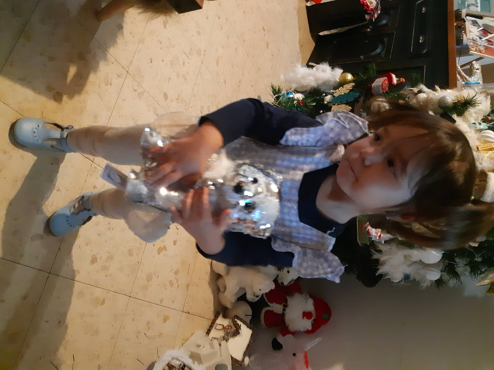 Carry a rejoint le concours — aidez-le/la à gagner de superbes lots ! christmas, christmas_decoration, cut_flowers, fur, hair_accessory, holiday, ornament, person, shadow, stuffed_toy, toy