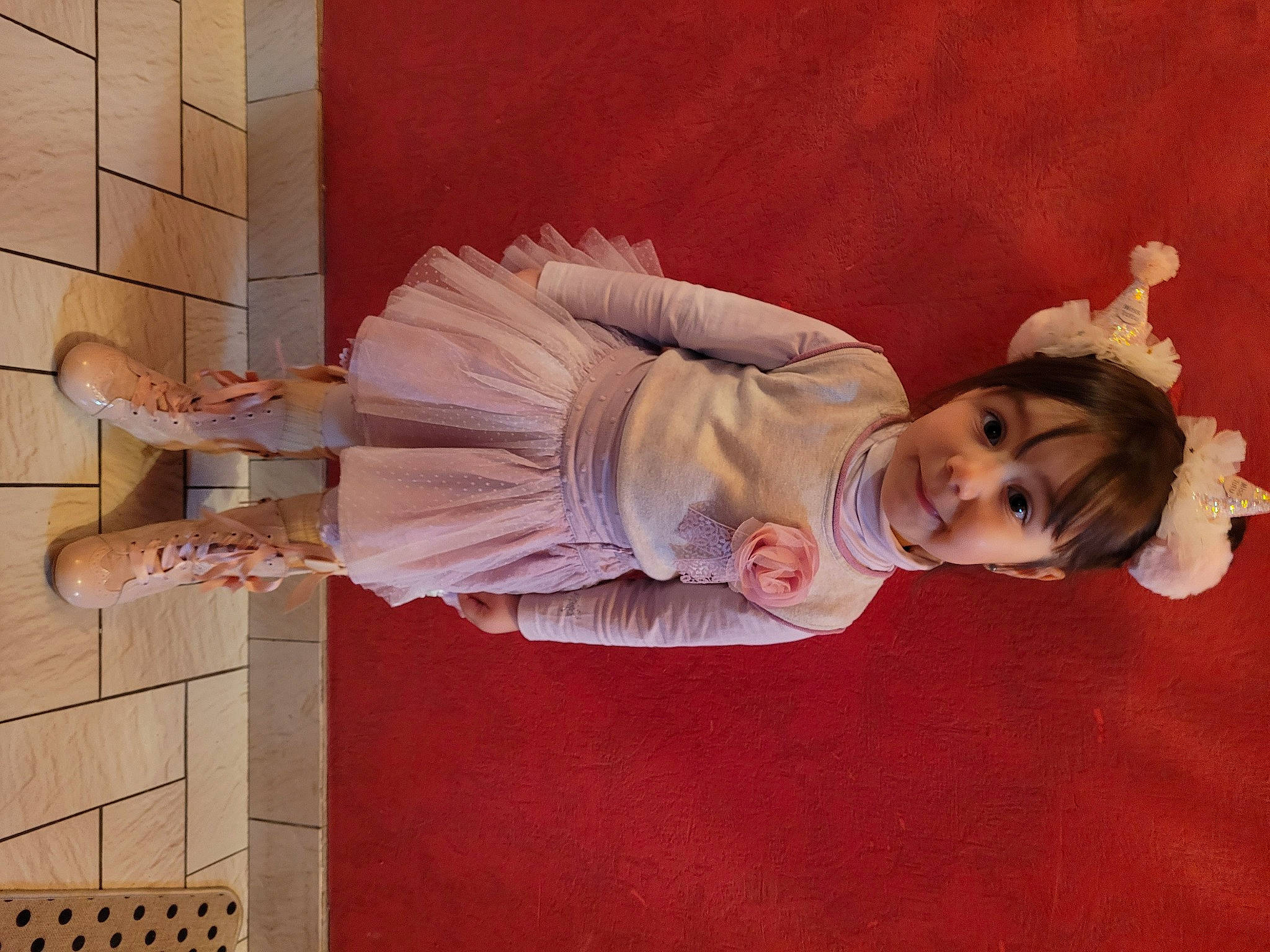 Carry a rejoint le concours — aidez-le/la à gagner de superbes lots ! costume, dress, flooring, foot, fun, happy, human_leg, orange, pattern, peach, person, pink, room, sandal, skin, smile, street_fashion, textile, thigh, toddler