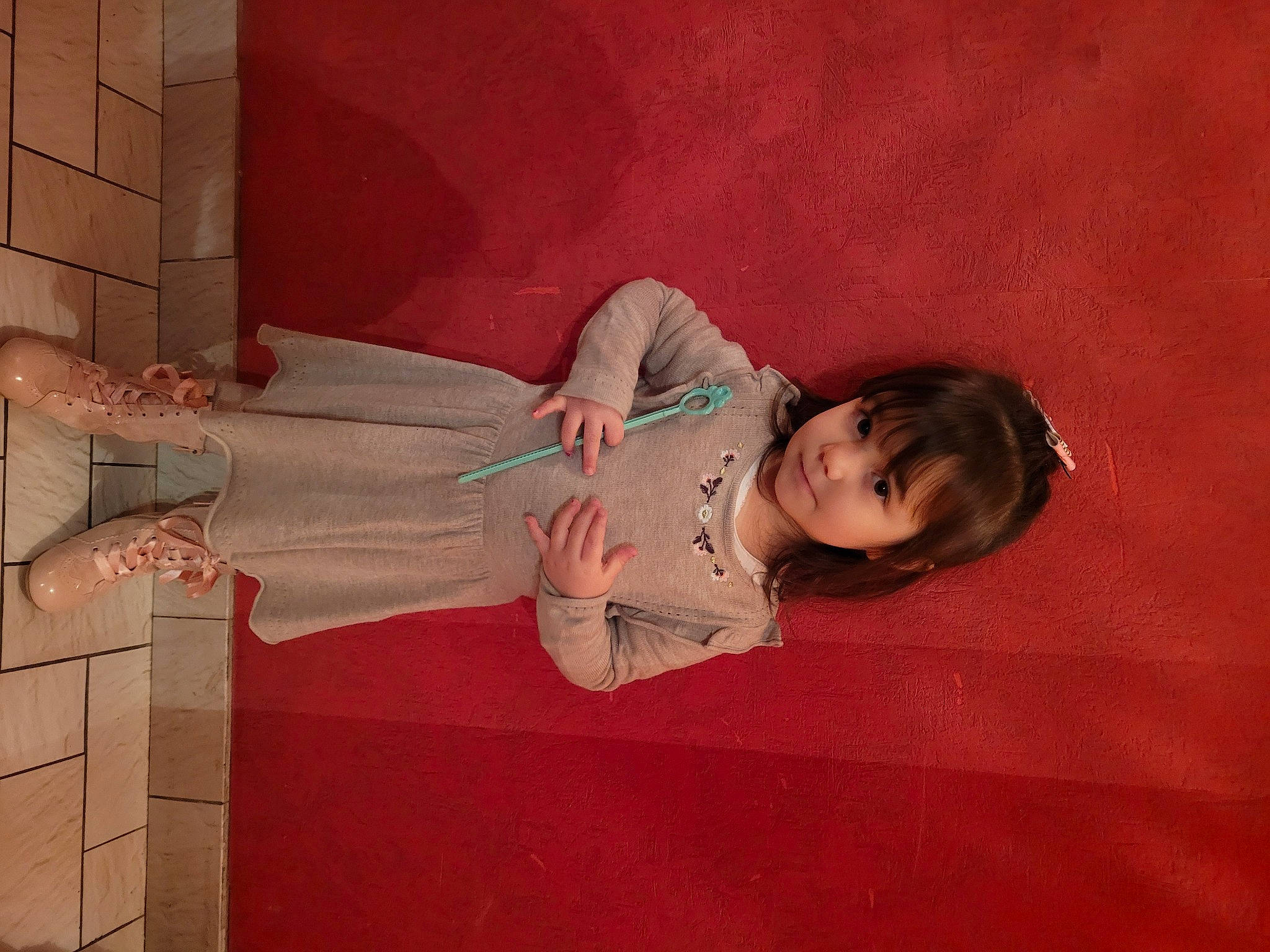 Carry a rejoint le concours — aidez-le/la à gagner de superbes lots ! baby, baby_toddler_clothing, carmine, comfort, dress, flesh, floor, flooring, fun, human_leg, magenta, peach, person, pink, room, sitting, skin, sleeve, textile, toddler