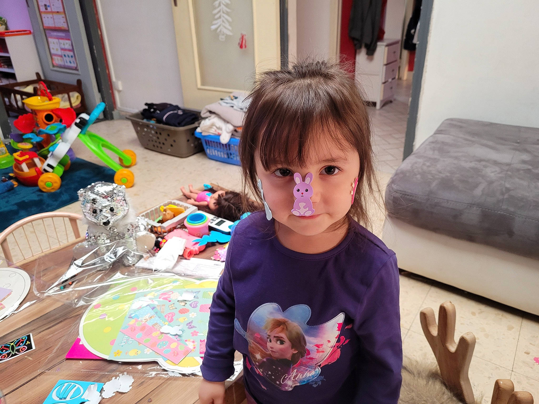 Carry a rejoint le concours — aidez-le/la à gagner de superbes lots ! art, child, couch, event, flooring, fun, happy, leisure, party, person, plastic, play, room, sharing, sitting, snapshot, stuffed_toy, t_shirt, toddler, toy