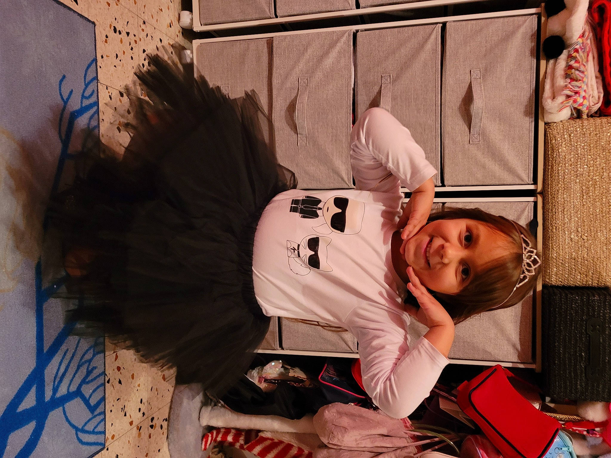 Candice participe au concours pour gagner de l'argent avec cette photo : animal_product, cosplay, costume, costume_design, feather, fur, joy, makeover, natural_material, person, wig