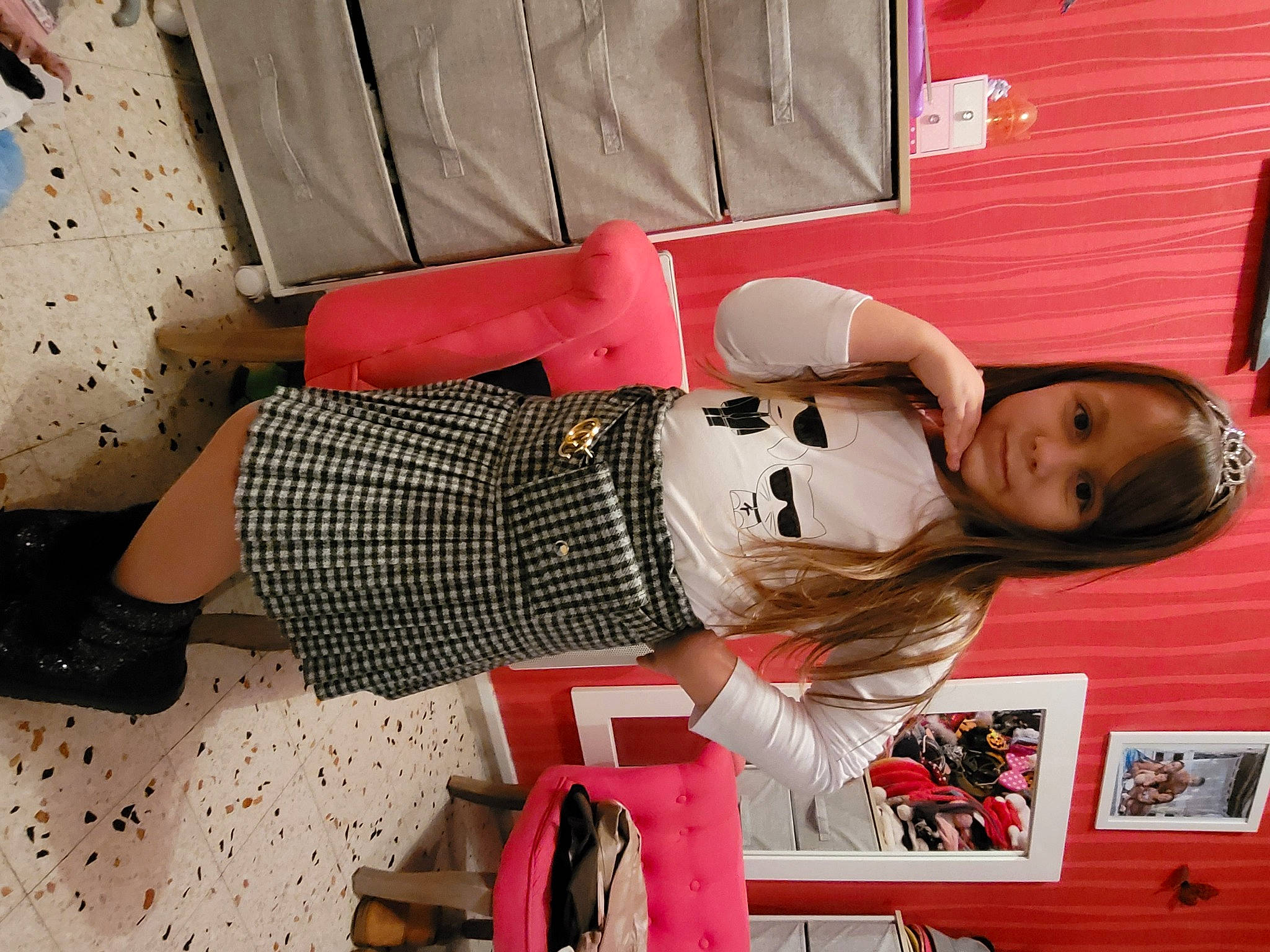 Candice a rejoint le concours — aidez-le/la à gagner de superbes lots ! costume, leather, person, picture_frame, waist