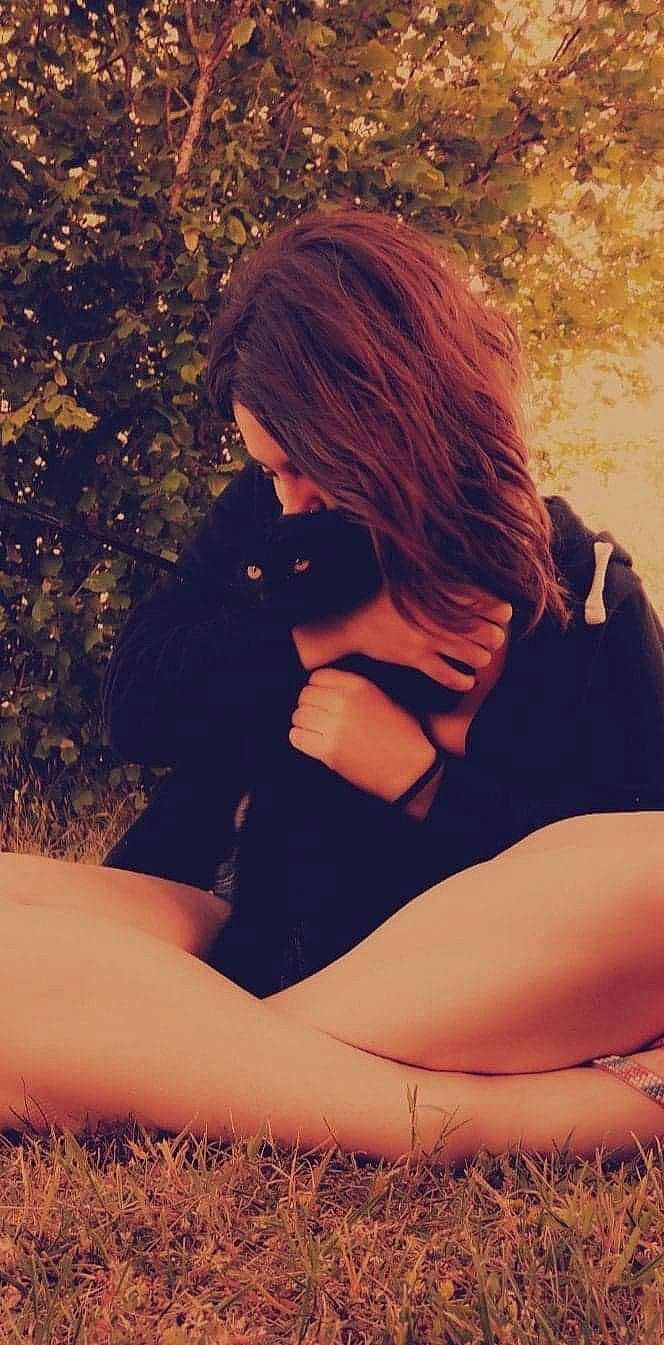 Olia participe au concours pour gagner de l'argent avec cette photo : black_hair, cool, elbow, eyewear, fawn, flash_photography, goggles, grass, hand, happy, knee, leg, neck, people_in_nature, plant, shoulder, sunglasses, sunlight, thigh, vision_care