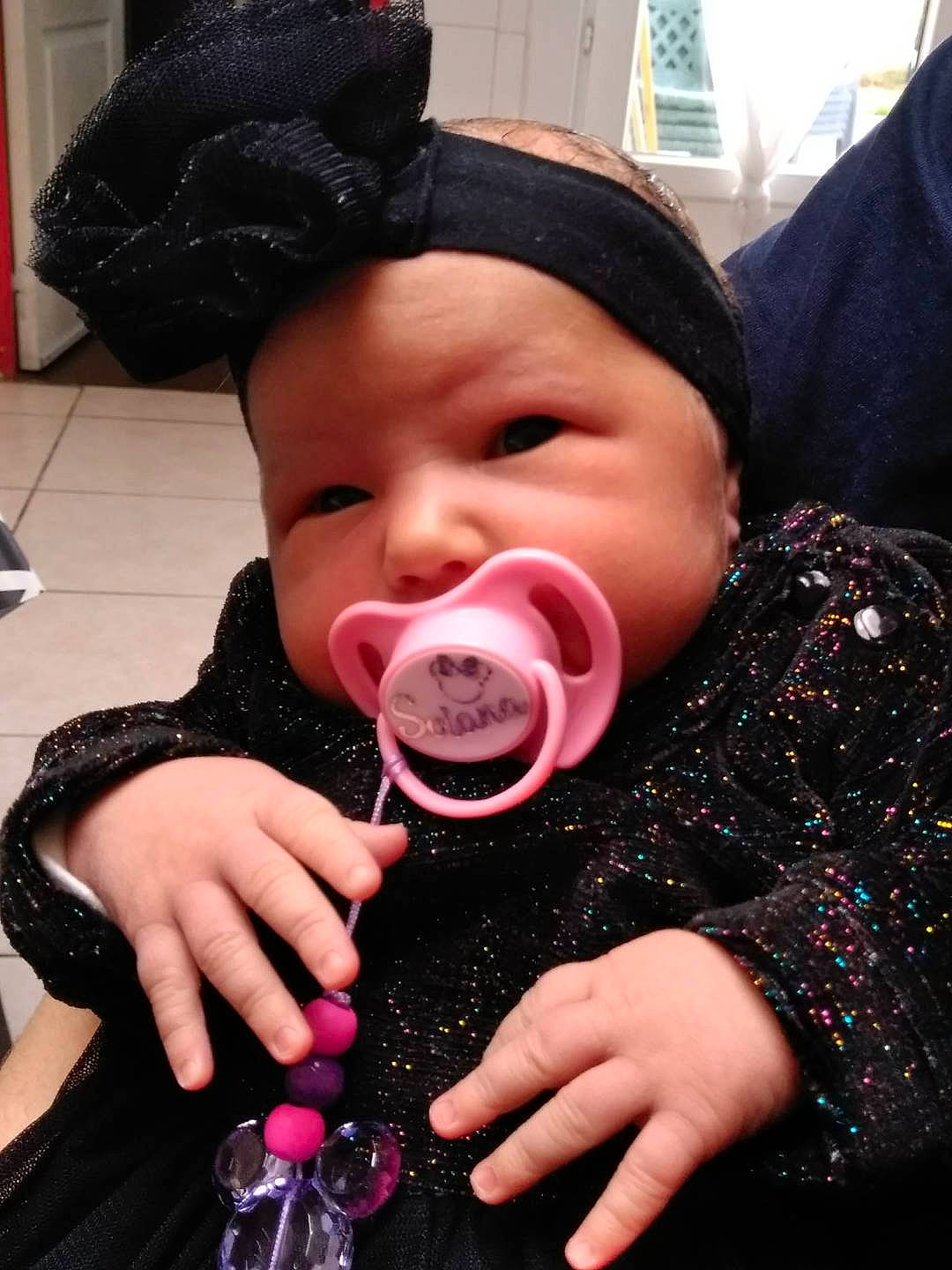 Solana participe au concours pour gagner de l'argent avec cette photo : baby, cheek, child, cool, ear, fashion_accessory, finger, fun, hair_accessory, joy, lip, mouth, nail, nose, person, pink, smile, toddler, tongue