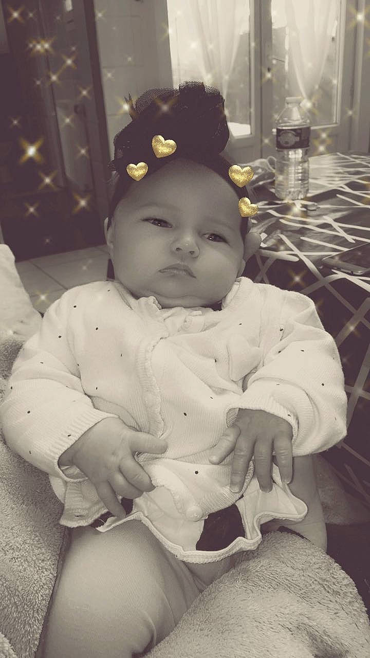 Solana participe au concours pour gagner de l'argent avec cette photo : baby, black_and_white, cheek, child, eye, family, forehead, head, monochrome, monochrome_photography, people, person, photograph, photography, sitting, skin, smile, snapshot, style, toddler