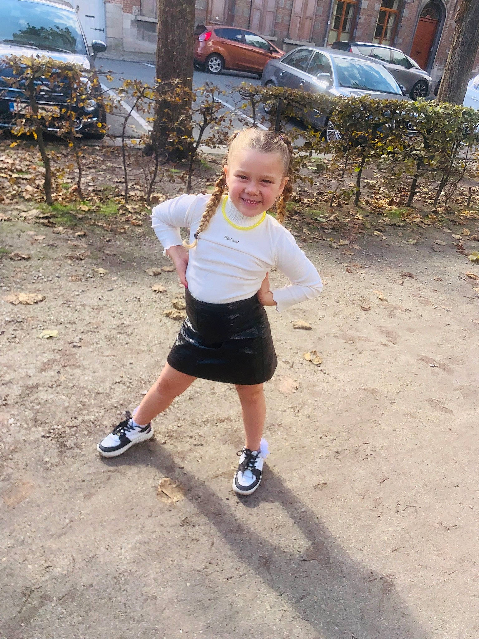 Malayka a rejoint le concours — aidez-le/la à gagner de superbes lots ! asphalt, automotive_tire, car, fun, grass, joy, leisure, person, plant, recreation, road, road_surface, shorts, sidewalk, smile, sneakers, t_shirt, tire, toddler, tree