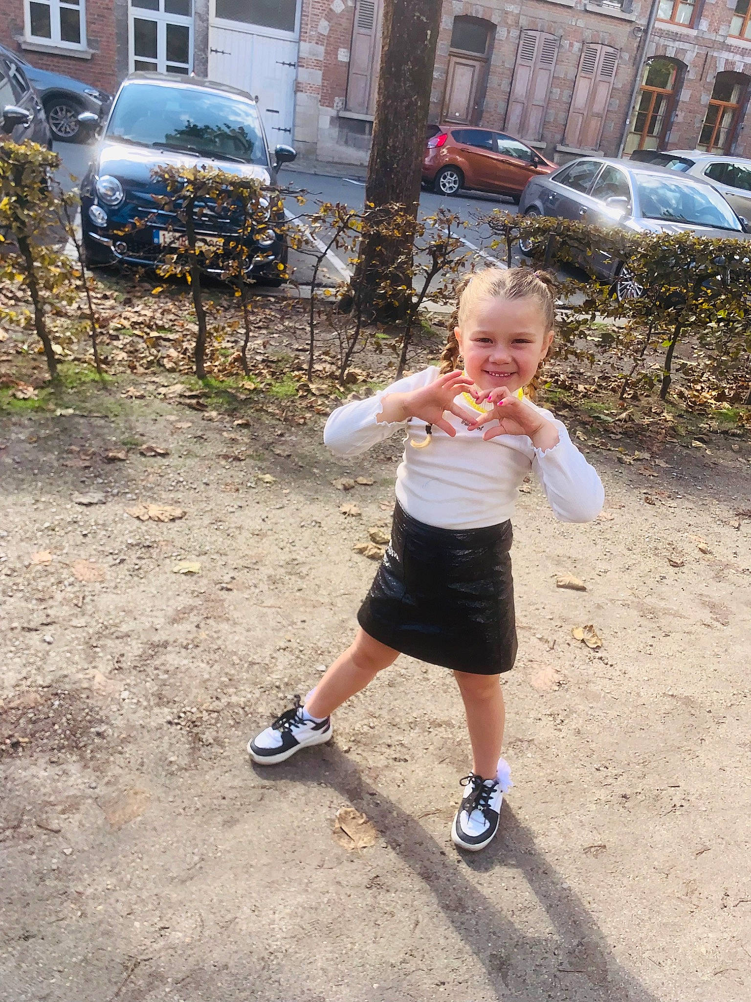 Malayka a rejoint le concours — aidez-le/la à gagner de superbes lots ! asphalt, car, footwear, grass, happy, joy, land_vehicle, leisure, person, plant, recreation, road_surface, shorts, sidewalk, smile, sneakers, tire, toddler, tree, vehicle