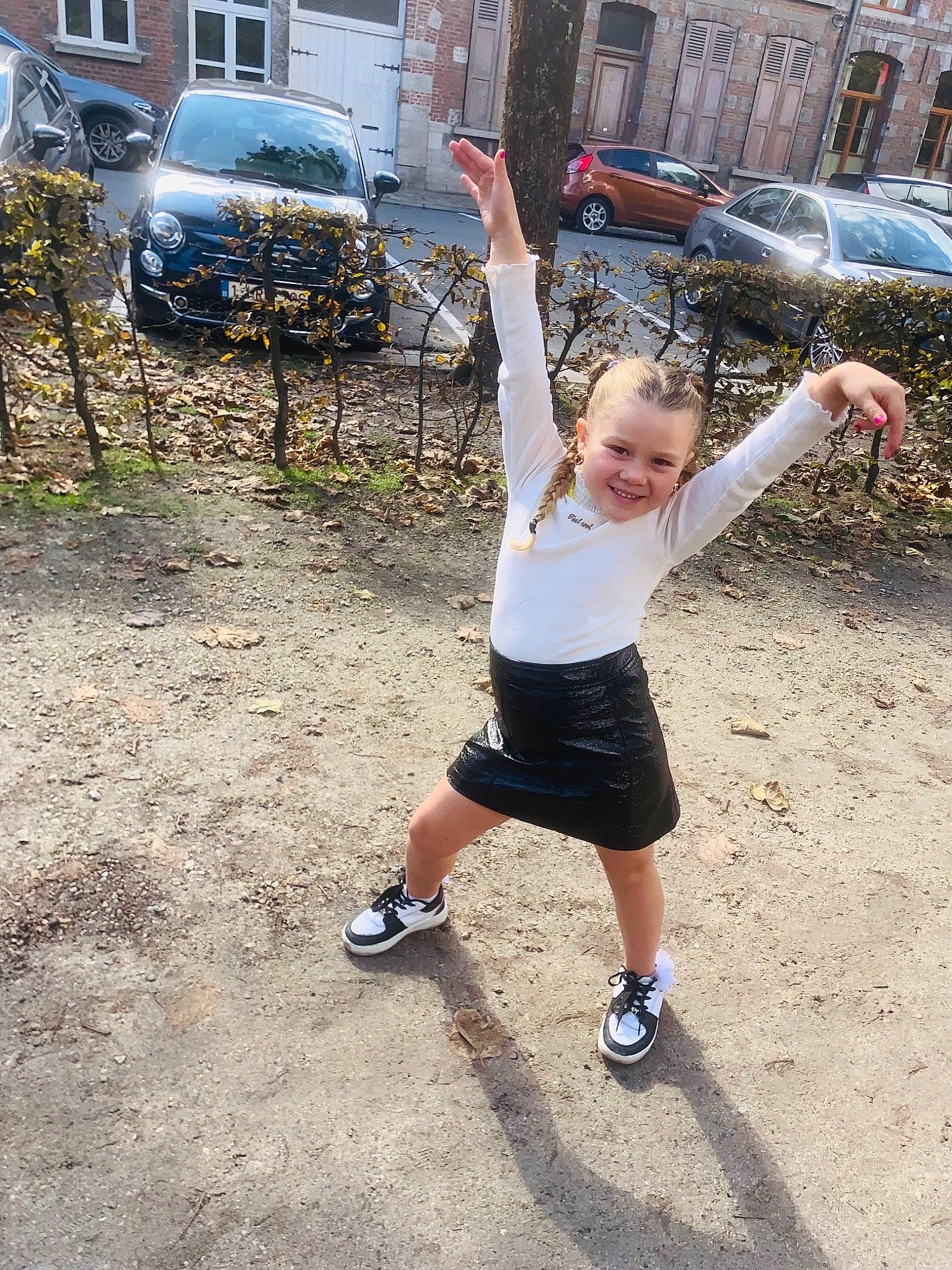 Malayka participe au concours pour gagner de l'argent avec cette photo : asphalt, automotive_exterior, car, electric_blue, fun, grass, happy, joy, leisure, person, plant, road, shorts, smile, t_shirt, tire, toddler, tree, vehicle, vehicle_door