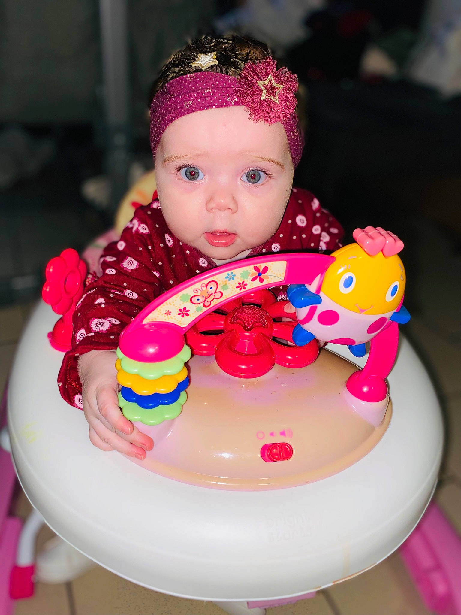 Saona a rejoint le concours — aidez-le/la à gagner de superbes lots ! baby, baby_playing_with_toys, baby_toddler_clothing, child, circle, dishware, drinkware, event, fun, happy, headwear, icing, magenta, party_supply, pattern, person, pink, red, sleeve, sweetness