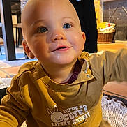 Tim a rejoint le concours — aidez-le/la à gagner de superbes lots ! baby, blanket, child, curious, cute, expression, eyes, face, floor, furniture, head, home, indoor, mouth, pattern, sitting, sleeves, sweatshirt, toy, warm_lighting