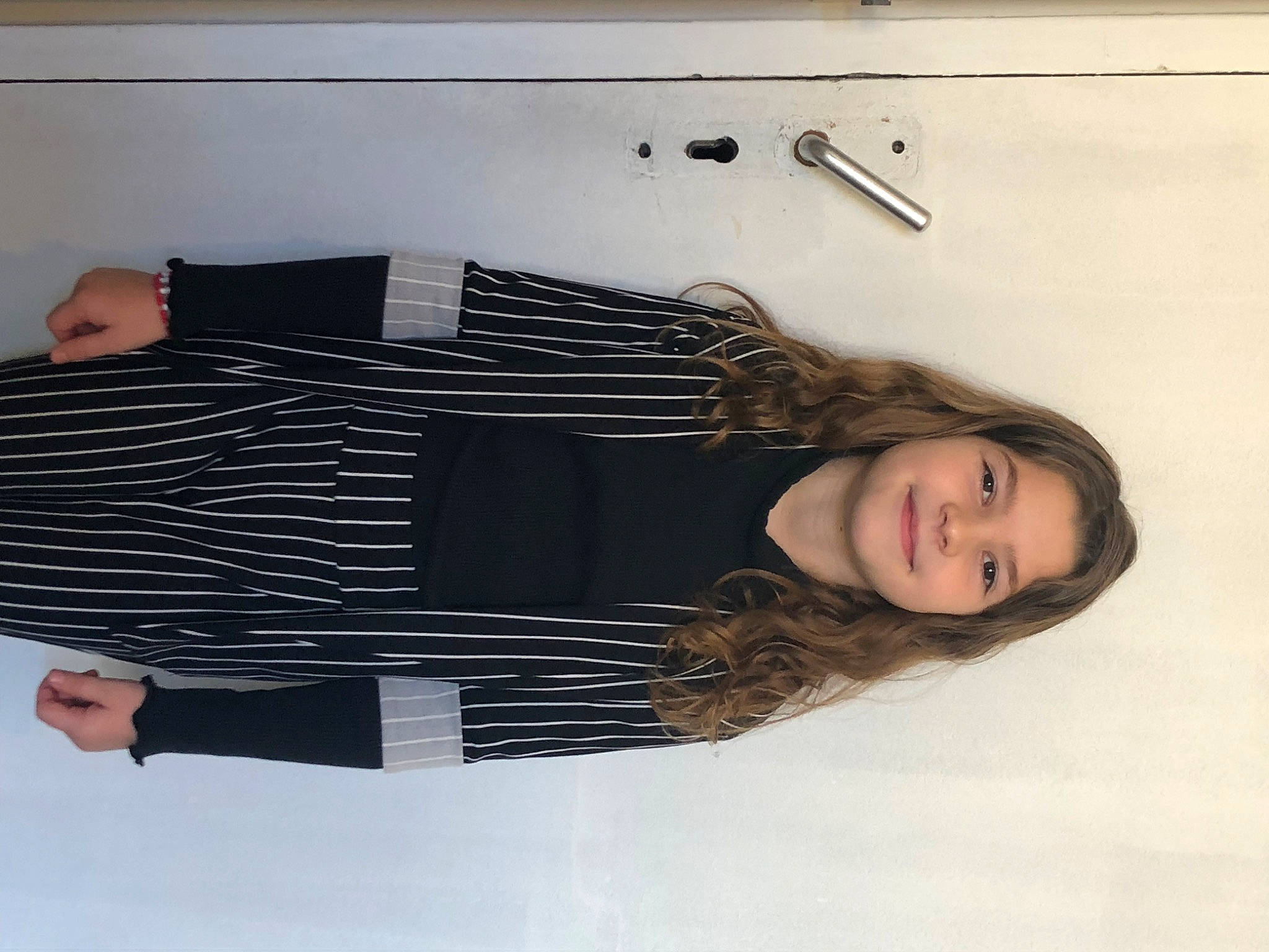 émeline a rejoint le concours — aidez-le/la à gagner de superbes lots ! automotive_design, comfort, elbow, eyelash, fashion_design, gesture, joy, material_property, pattern, person, room, sleeve, smile, waist, wrist