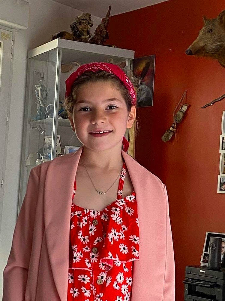 émeline a rejoint le concours — aidez-le/la à gagner de superbes lots ! child, event, fashion_accessory, fashion_design, fun, hair_accessory, happy, jewellery, joy, magenta, necklace, person, pink, red, room, sleeve, smile, tradition, uniform