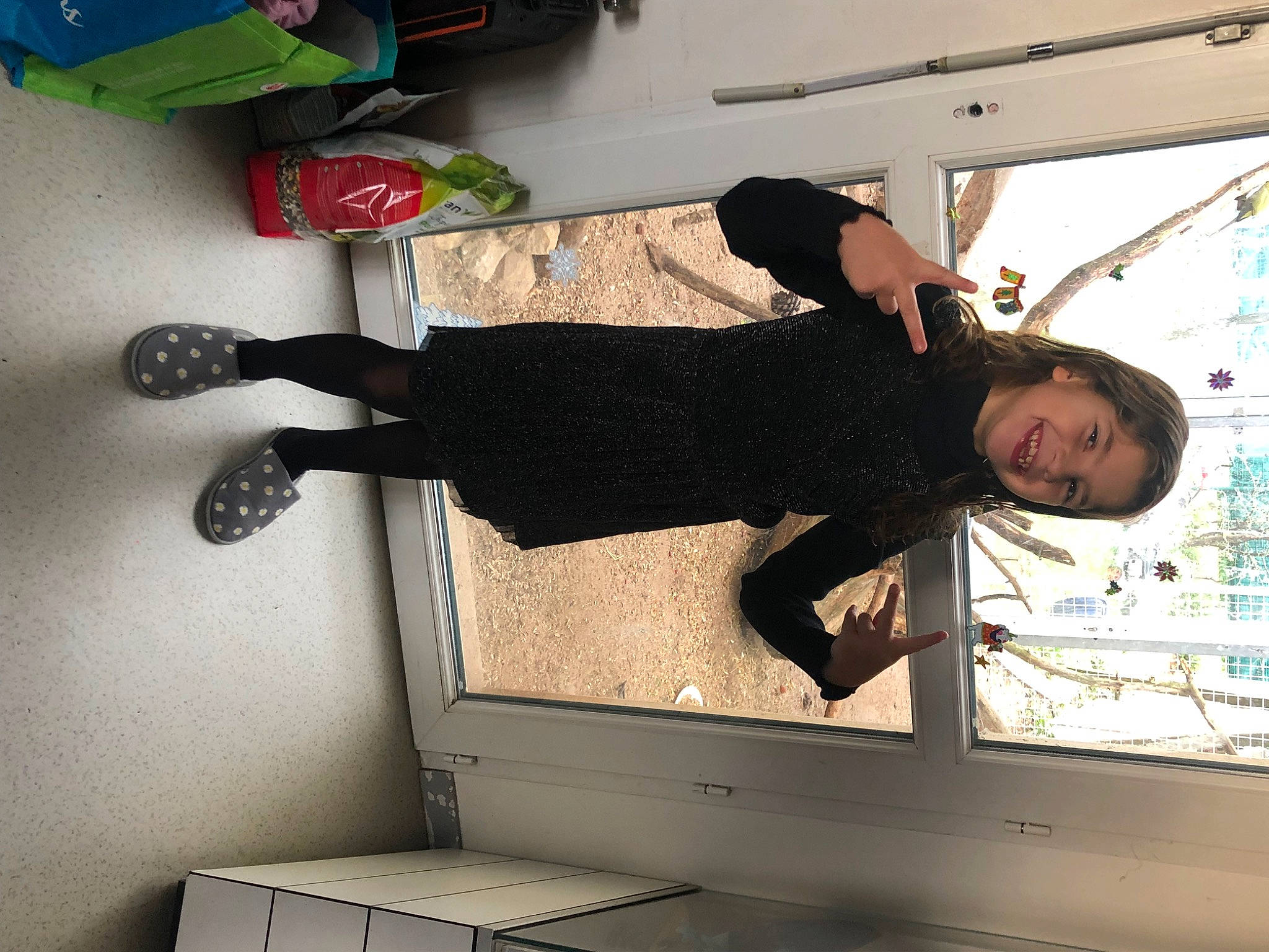 émeline a rejoint le concours — aidez-le/la à gagner de superbes lots ! elbow, fun, gesture, human_leg, joy, knee, person, room, smile, sportswear, thigh, walking_shoe, white, wood, wrist