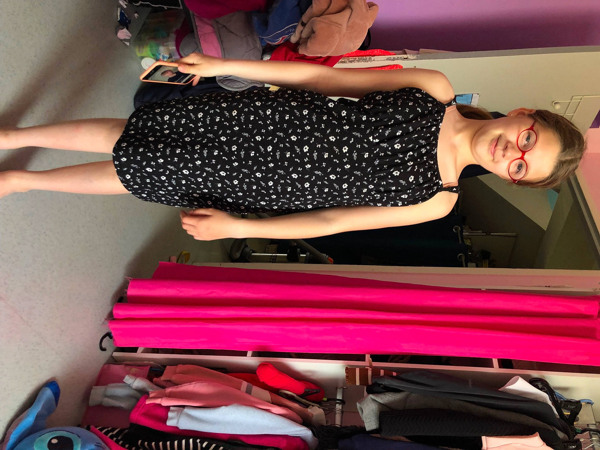 Emy a rejoint le concours — aidez-le/la à gagner de superbes lots ! design, dress, elbow, eyewear, fashion_design, fun, gesture, human_leg, joint, joy, knee, leg, magenta, pattern, person, pink, shoulder, sitting, sleeve, thigh