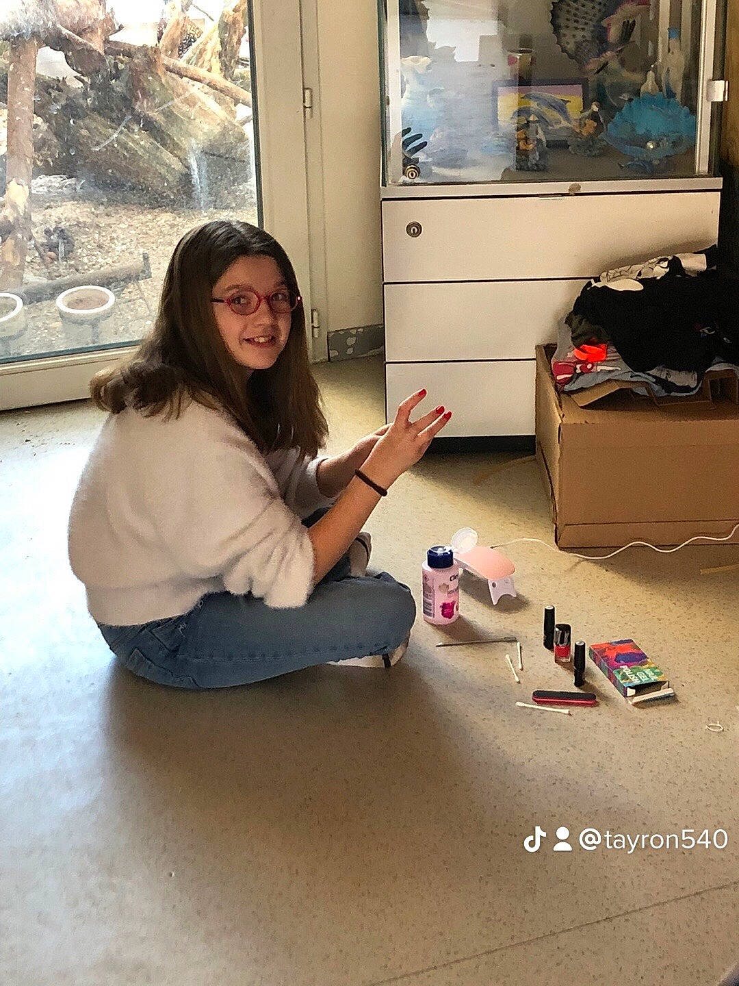 Emy participe au concours pour gagner de l'argent avec cette photo : automotive_design, bag, box, cabinetry, chest_of_drawers, comfort, cupboard, drawer, eyewear, floor, flooring, foot, hardwood, human_leg, joy, luggage_and_bags, person, shelf, shipping_box, sitting