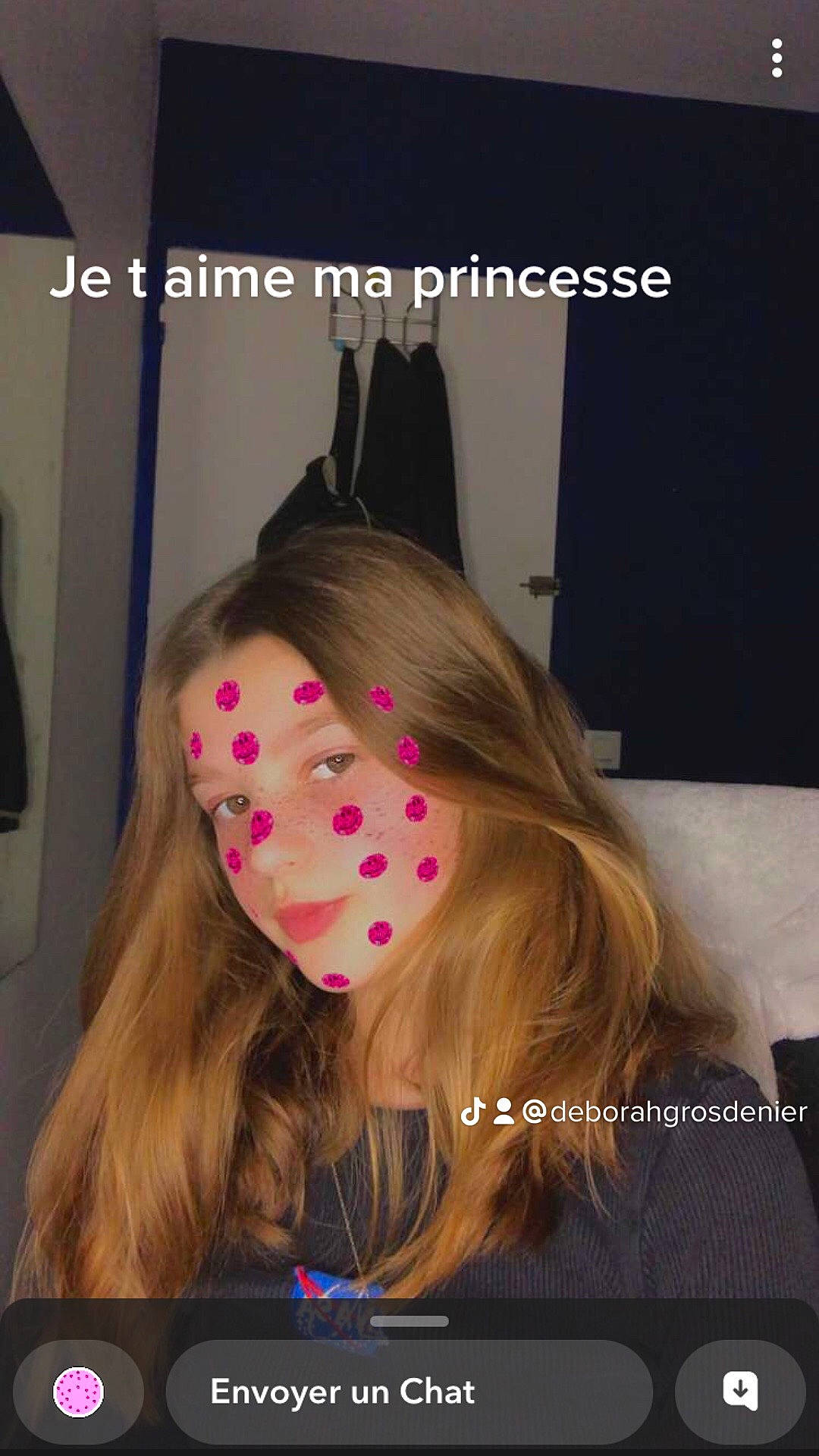 Emy participe au concours pour gagner de l'argent avec cette photo : costume, eyebrow, eyelash, fashion_accessory, feathered_hair, font, fun, hair_accessory, hair_coloring, hair_tie, headpiece, lace_wig, long_hair, magenta, pattern, person, personal_protective_equipment, photo_caption, room, selfie