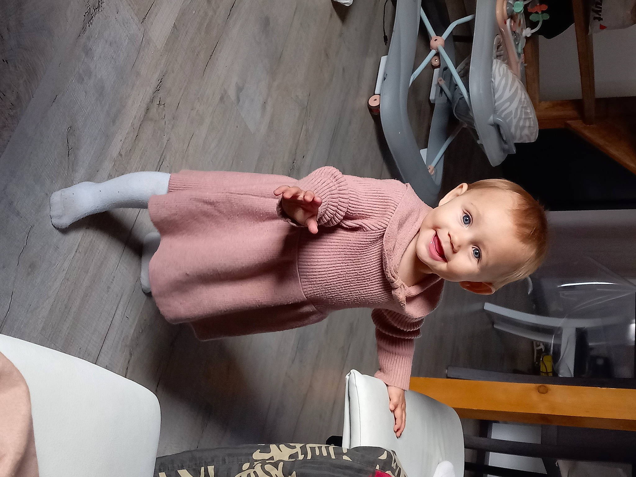 Eva Louise a rejoint le concours — aidez-le/la à gagner de superbes lots ! abdomen, baby, baby_products, baby_toddler_clothing, chest, child, elbow, flesh, foot, fun, human_leg, joint, joy, knee, person, room, sandal, sitting, smile, thigh