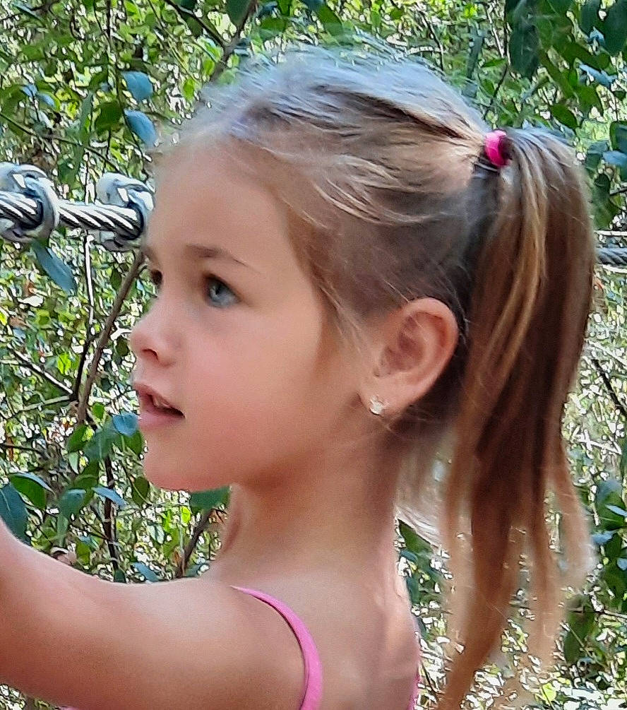 Kélya participe au concours pour gagner de l'argent avec cette photo : beauty, blond, brown_hair, eyelash, fashion_accessory, fawn, grass, hair, hair_accessory, happy, iris, jewellery, lip, long_hair, neck, people_in_nature, person, plant, surfer_hair, terrestrial_plant