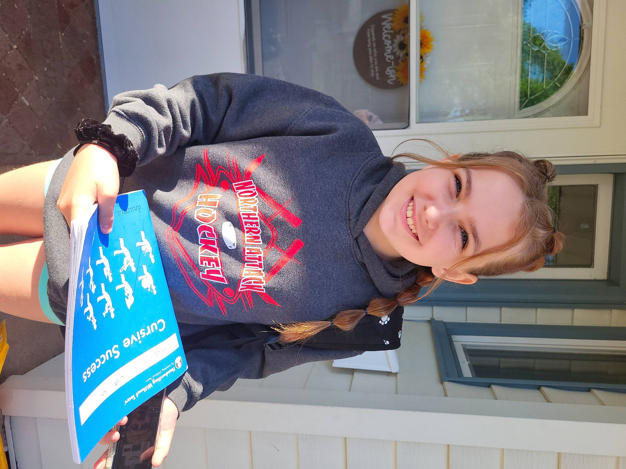 Victoria is registered to the contest to win money with this photo: elbow, electric_blue, fun, gesture, joint, joy, person, picture_frame, room, sleeve, smile, t_shirt, thigh, travel, wrist