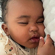 Haneya a rejoint le concours — aidez-le/la à gagner de superbes lots ! baby, sleeping, curly_hair, pillow, cozy, floral_outfit, close_up, peaceful, cheek, hand, infant, soft_texture, indoors, cute, resting, young_child, portrait, skin, toddler, relaxation