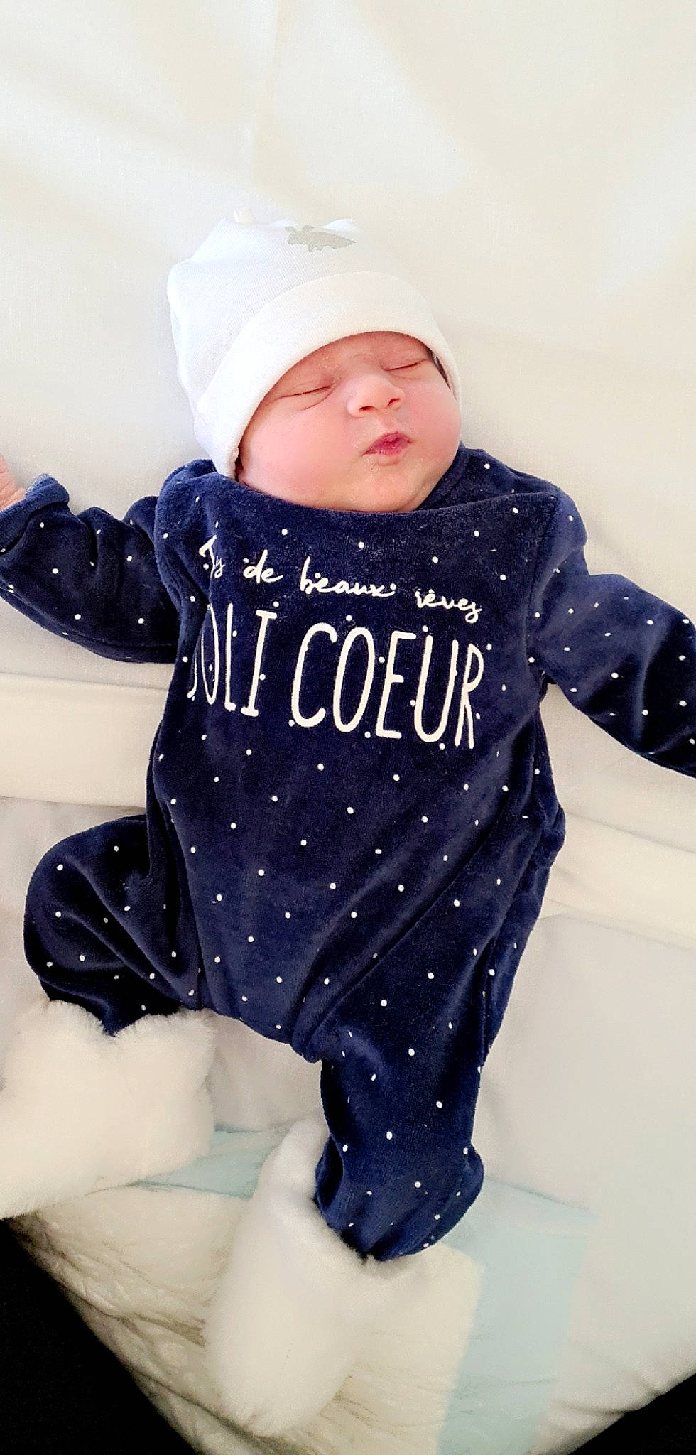 Alyssa participe au concours pour gagner de l'argent avec cette photo : baby, baby_products, baby_toddler_clothing, cap, child, electric_blue, font, headgear, headwear, hood, jersey, outerwear, pattern, person, sitting, sleeve, sportswear, t_shirt, textile, toddler