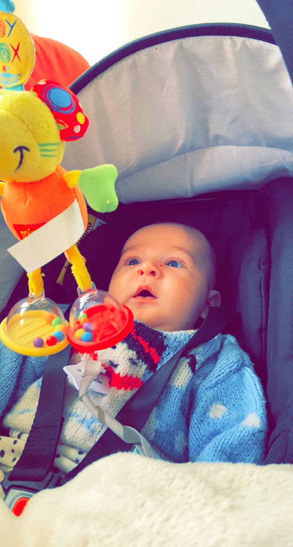 Nolan participe au concours pour gagner de l'argent avec cette photo : baby, baby_toddler_clothing, baby_toys, cheek, child, comfort, event, face, fun, happy, holiday, party_supply, person, room, sitting, stuffed_toy, textile, toddler, toy, tree