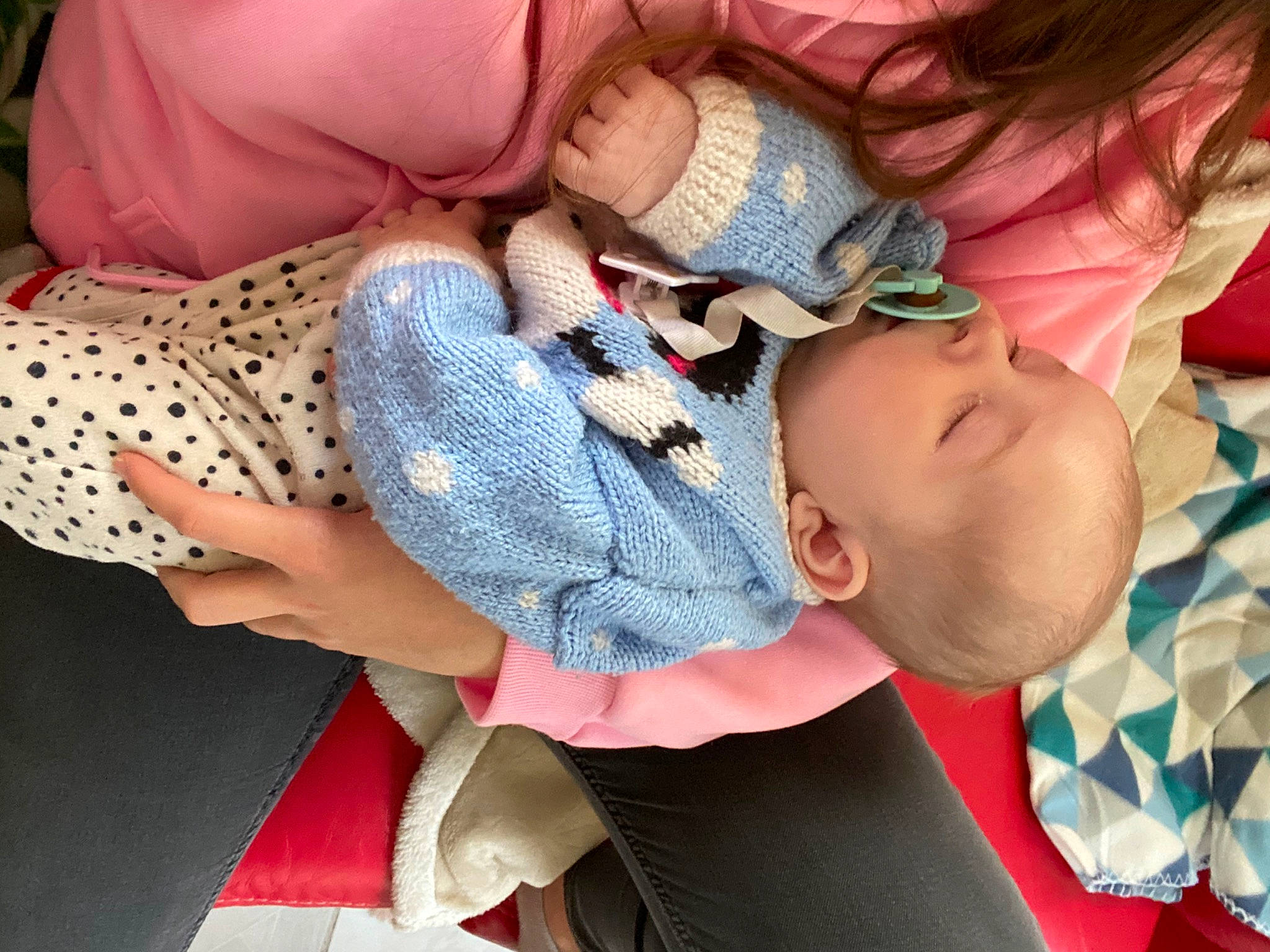 Nolan participe au concours pour gagner de l'argent avec cette photo : arm, baby, baby_products, baby_toddler_clothing, cheek, child, comfort, eyelash, fashion_accessory, finger, gesture, happy, human_body, mouth, nail, pattern, person, skin, suit, toddler